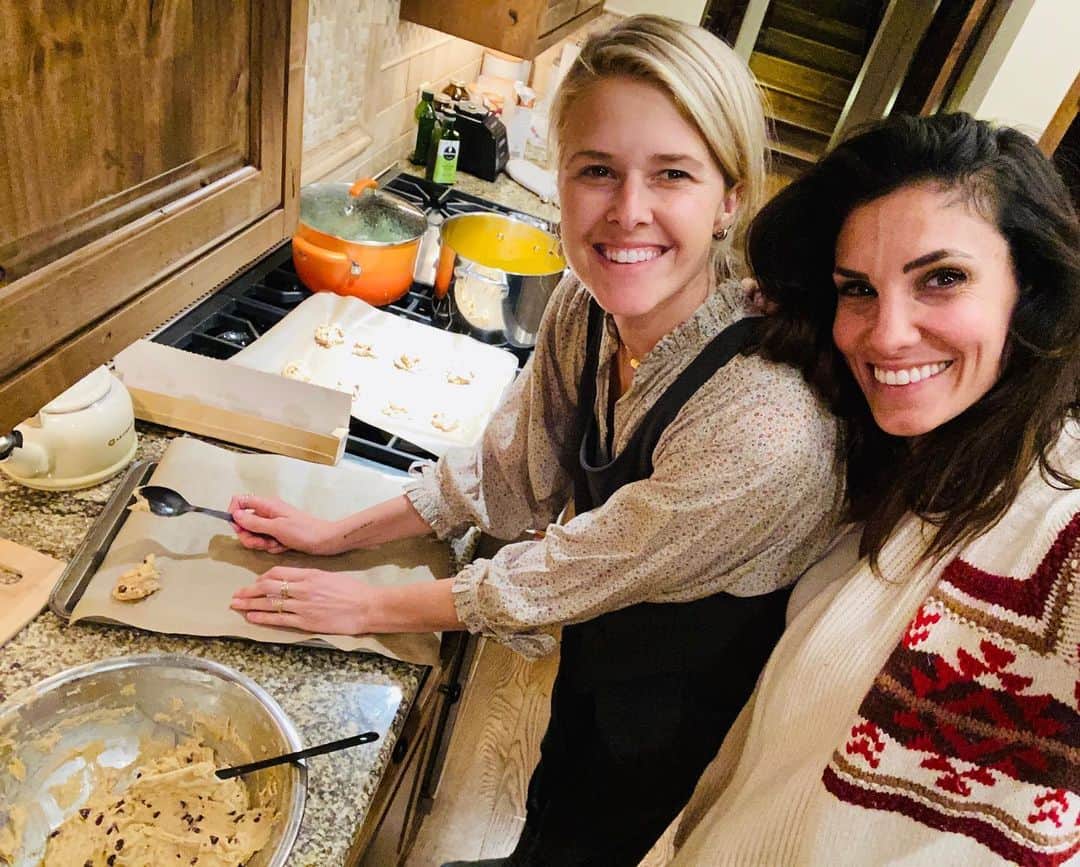 ダニエラ・ルーアさんのインスタグラム写真 - (ダニエラ・ルーアInstagram)「Christmas eve 2019 means homemade soups, grilled cheese and chocolate chip cookies with the Olsen family in Idaho... . A vêspera de Natal 2019 significa sopinhas caseiras, tostas de queijo e bolachas de chocolate com a família Olsen em Idaho... . @swrightolsen @ericcolsen @jeannedolsen #daveolsen #paulolsen #family #idaho #christmaseve #2019 #cookies #soup #grilledcheese」12月25日 9時44分 - danielaruah