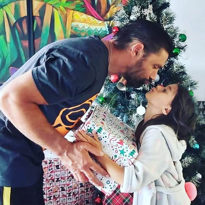 マヌー・ベネットさんのインスタグラム写真 - (マヌー・ベネットInstagram)「The greatest gift #love #christmas #kiss #paniabennett」12月25日 9時47分 - manubennett