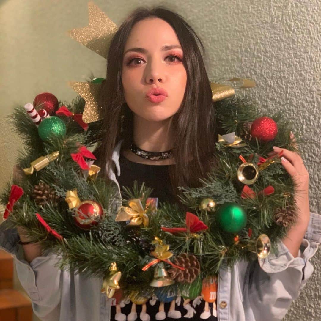 のインスタグラム：「・ ・ Do you like Christmas? Me？I love it! 🎄 ・ There is a big tree, lots of gifts from family, mom's homemade cookies, chicken or meat fondue ,cheese fondue from Swiss style at dinner, eating cakes. The mystery that Santa's stuffed  increase every year. A warm time for the whole family. ・ How my family took care of Christmas ,,🙏🏻 ・ ♥️Even if I become a mother, I want my kids to be excited at Christmas.♥️ ・  クリスマスは好きですか？ わたしはだいすき！🎄 ・ 大きなツリーが飾ってあって、たくさんの、家族からのプレゼント、お母さん手作りのクッキー、夜はケンタッキーだったり スイスのミートフォンデュやチーズフォンデュだったり、ケーキ食べて。だいたい毎年サンタのぬいぐるみが増えていく謎。家族で過ごす暖かい時間。 ・ 家族がいかにクリスマスを大事にしてくれてたか！ オトナになってありがたさを感じます。 ・ わたしがお母さんになっても、子供にクリスマスわくわくさせたいな。 ・ #クリスマス #リース作り #xmaspresent #familytime #1225 #lovechristmas」
