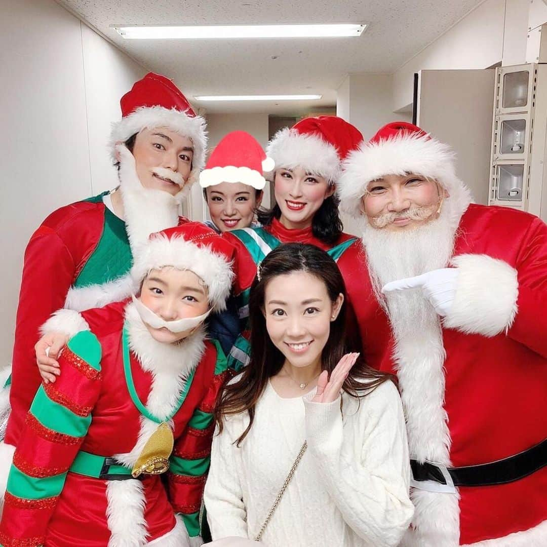 菜那くららさんのインスタグラム写真 - (菜那くららInstagram)「＊﻿ Merry Christmas🎄❤️﻿ ﻿ サンタさんに囲まれて🎅✨‼️﻿ ﻿ きかんしゃトーマス﻿ クリスマスコンサート🚂✨🎅✨﻿ に行って来ました❣️﻿ ﻿ 花組でお世話になった #愛純もえり さんをはじめ﻿ 来年から一緒にトーマスの公演に出演する皆様に﻿ お会い出来て嬉しかったです☺️💓﻿ ﻿ 素敵な Christmasをお過ごし下さい⭐️﻿ ﻿ #MerryChristmas #サンタさん﻿ #きかんしゃトーマス #クリスマスコンサート﻿ #ディズニーランド #クリスマスツリー」12月25日 9時51分 - nana_kurara