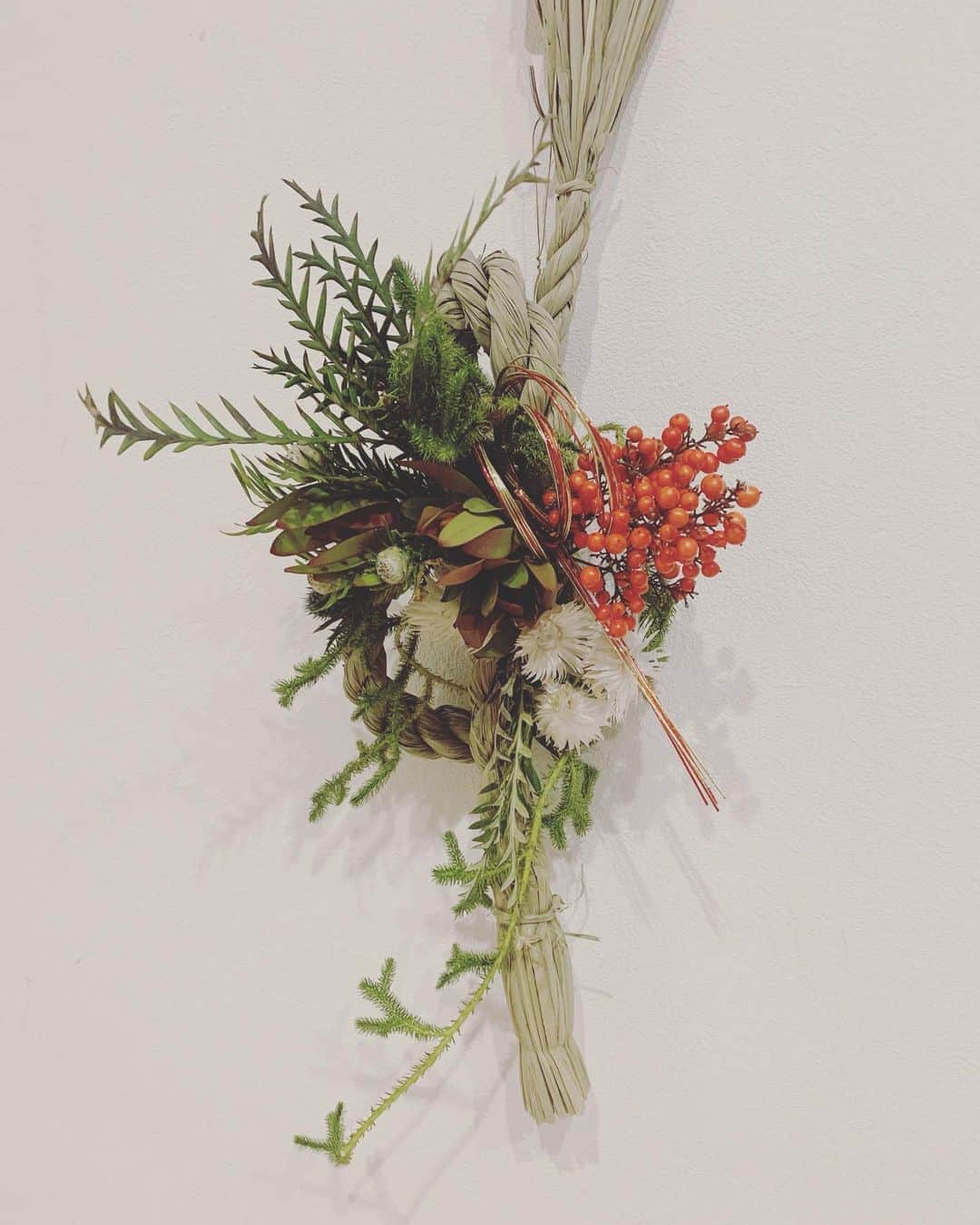 大河内奈々子さんのインスタグラム写真 - (大河内奈々子Instagram)「・ ・ クリスマスが終われば新年を迎える準備。 ・ WSも行いましたが、 お正月飾りはこちらで販売もしています☺︎ ・ ＊マリンアンドウォーク　横浜　S botanical ＊青山ファーマーズマーケット　（お花屋さん内） ・ 見当たらな場合はスタッフの方にお声をかけてくださいね。 ・ 数量限定での販売となっていますので、お早めにお出かけください♡ ・ ※写真はWSのサンプルです。実物とは異なります。 ・ #お正月飾り #newyearwreath #はなのあるくらし #flowerstagram #blooom #newyear #ファーマーズマーケット  @blooomflowers」12月25日 9時54分 - nanakoohkouchi
