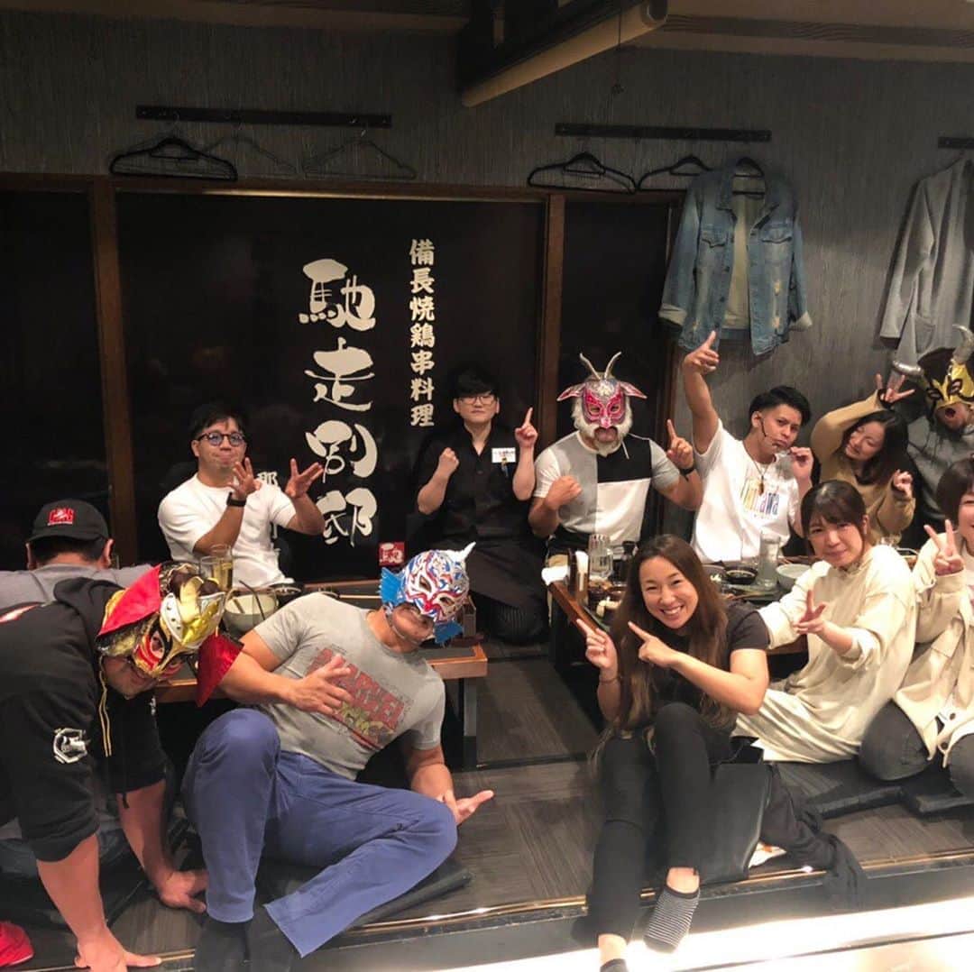 GOSAMARUのインスタグラム：「‪昨夜は忘年会に参加しました。‬ ‪馳走庵別邸さんにて！‬ ‪焼き鳥美味しかったぁ🤗‬ ‪そんな僕は体調悪しですが(笑)‬ ‪早く治そうと思ってます！！‬ そして、いつもお世話になってるむんじゅる弁当さんにポスター貼ってもらいました。 お弁当1個400円！ コスパ最強！！ ‪＃rd_pw ＃馳走庵別邸 ＃忘年会 ＃沖縄‬ ＃むんじゅる弁当」