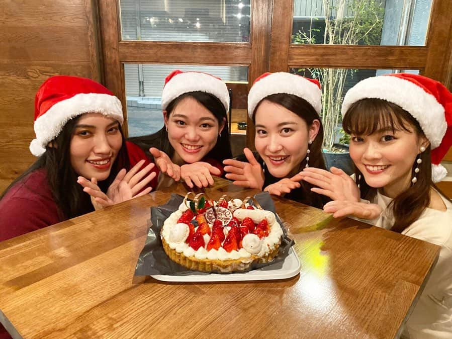 ほのかさんのインスタグラム写真 - (ほのかInstagram)「. . ミスアース大阪大会 クリスマスパーティー🎄🎁 . . 事務局の皆さん、 2019ファイナリストメンバー 2020年のエントリーメンバーでサンタの帽子を被り、 美味しいお肉🍖( @tresviande ) ケーキ 🎂(@taretmessa ) を頂きました❤❤ . . 今年は大変になりました。 また来年も宜しくお願い致します❤ . . 2020年度のエントリーはWEBから！💌 . . #クリスマスパーティー #ミスアースジャパン #ミスアースジャパン大阪 #mejosaka #missearth2019 #トレビアンド #タルトメッセ #クリスマスケーキ #l4l #tflers #モデル事務所 #rottenmeier_model #model #モデル #instapic #likes #ロッテンマイヤーほのか」12月25日 10時03分 - rotten_honoka