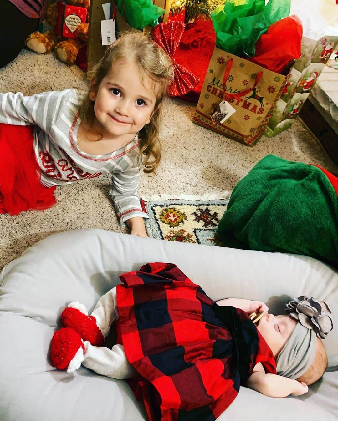 メーガン・デュアメルさんのインスタグラム写真 - (メーガン・デュアメルInstagram)「Waiting for Santa 🎅 ❤️ #christmaseve #cousins #happyholidays」12月25日 10時03分 - meaganduhamel