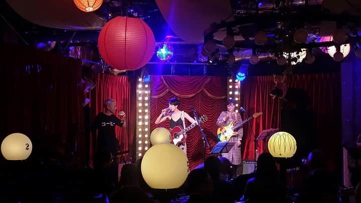 LOVEのインスタグラム：「Christmas morning!! 昨夜は渋谷 GUINGETTE、ありがとうございました！  Special thanks to 弓木絵梨乃 on guitar, 刄田綴色 on cajon!  クリスマスギフトに、 LIFE -grace-、初披露！ 元日0:00、2020年の幕開けとともにMV公開です😊  今年のLOVEライブ納めでした。  ありがとうございました！ よいクリスマスを！」