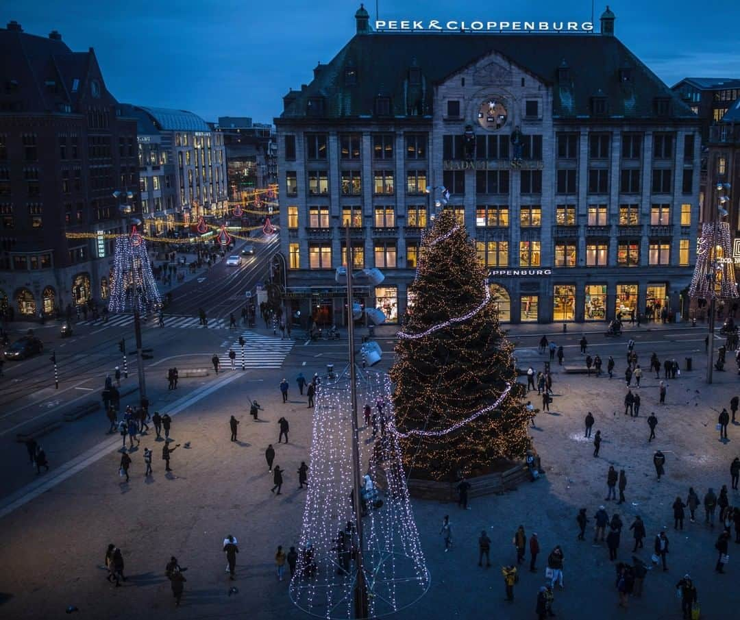 National Geographic Travelさんのインスタグラム写真 - (National Geographic TravelInstagram)「Photo by Muhammed Muheisen @mmuheisen | Amsterdam’s Dam Square is decorated with festive lights and a Christmas tree for the holiday season. For more photos and videos from different parts of the world, follow me @mmuheisen and @mmuheisenpublic. #muhammedmuheisen #Amsterdam #Netherlands」12月25日 10時04分 - natgeotravel