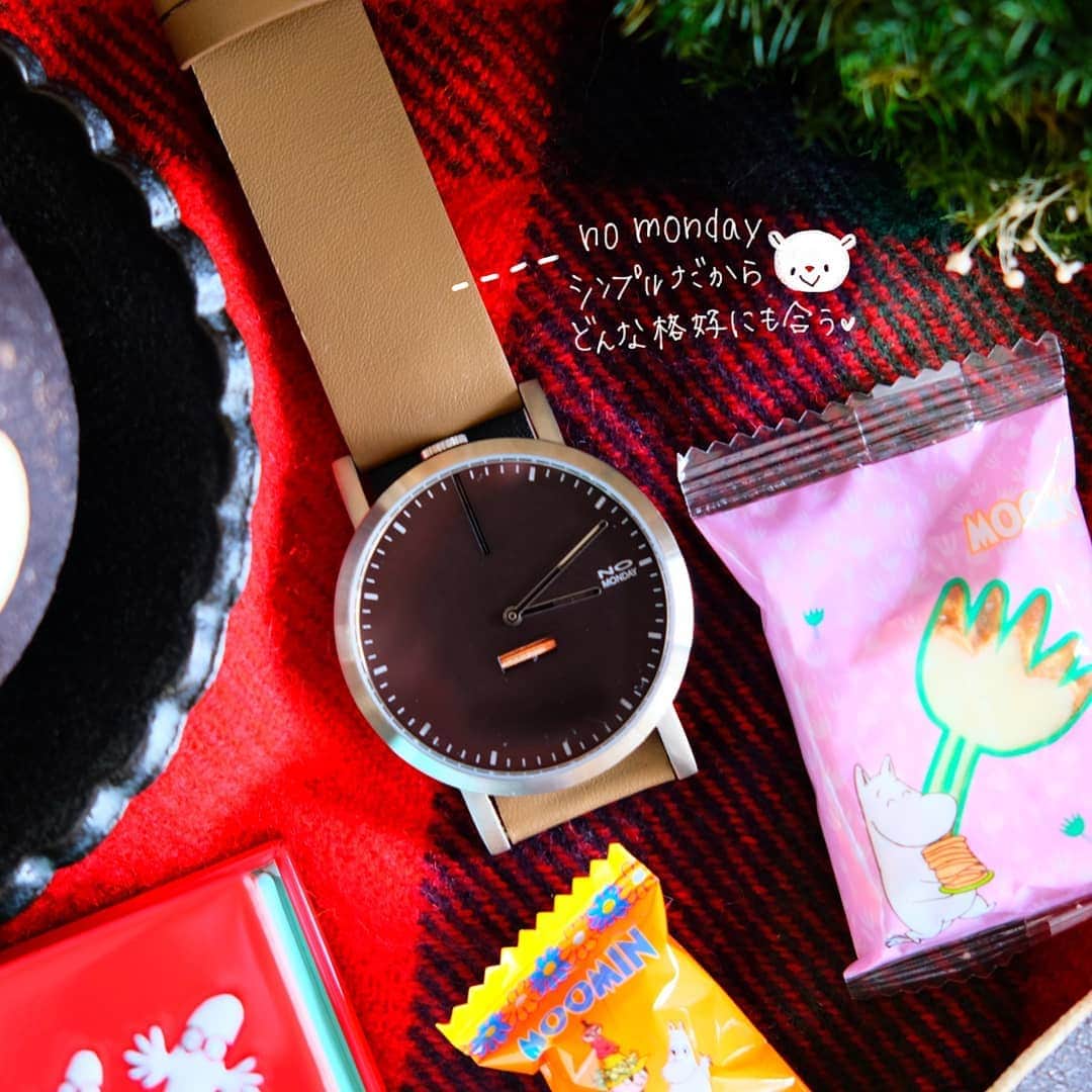 なっつ。さんのインスタグラム写真 - (なっつ。Instagram)「2019.12.25.wednesday 🎅Merry christmas⛄🎄✨ #KALDI で見つけた#ムーミン の クリスマスブック缶♬ 缶の可愛さに乗せられて お迎えしてしまったよ(笑) でも中に入ってる#ムーミン の 焼菓子も可愛くって 美味しかったぁ♪ ムーミンのブック缶には 何入れようかなー♡と 今からわくわく考え中ー🥰  わたしは昨日のパーティー疲れが 抜けません🙄(笑) みなさん素敵なクリスマスを♥️ #christmas#merrychristmas #カルディ#moomin * @nomonday_jp さんから頂いた♬ シンプルなデザインが普段使いにいいねと とぅちゃん愛用中😊♪ ✔️10％offクーポンコード：punip1210 ・ ・ ・ #nomonday#ノーマンデー#腕時計#時計#手元倶楽部#なっつの絵日記#PR」12月25日 9時57分 - punipopo