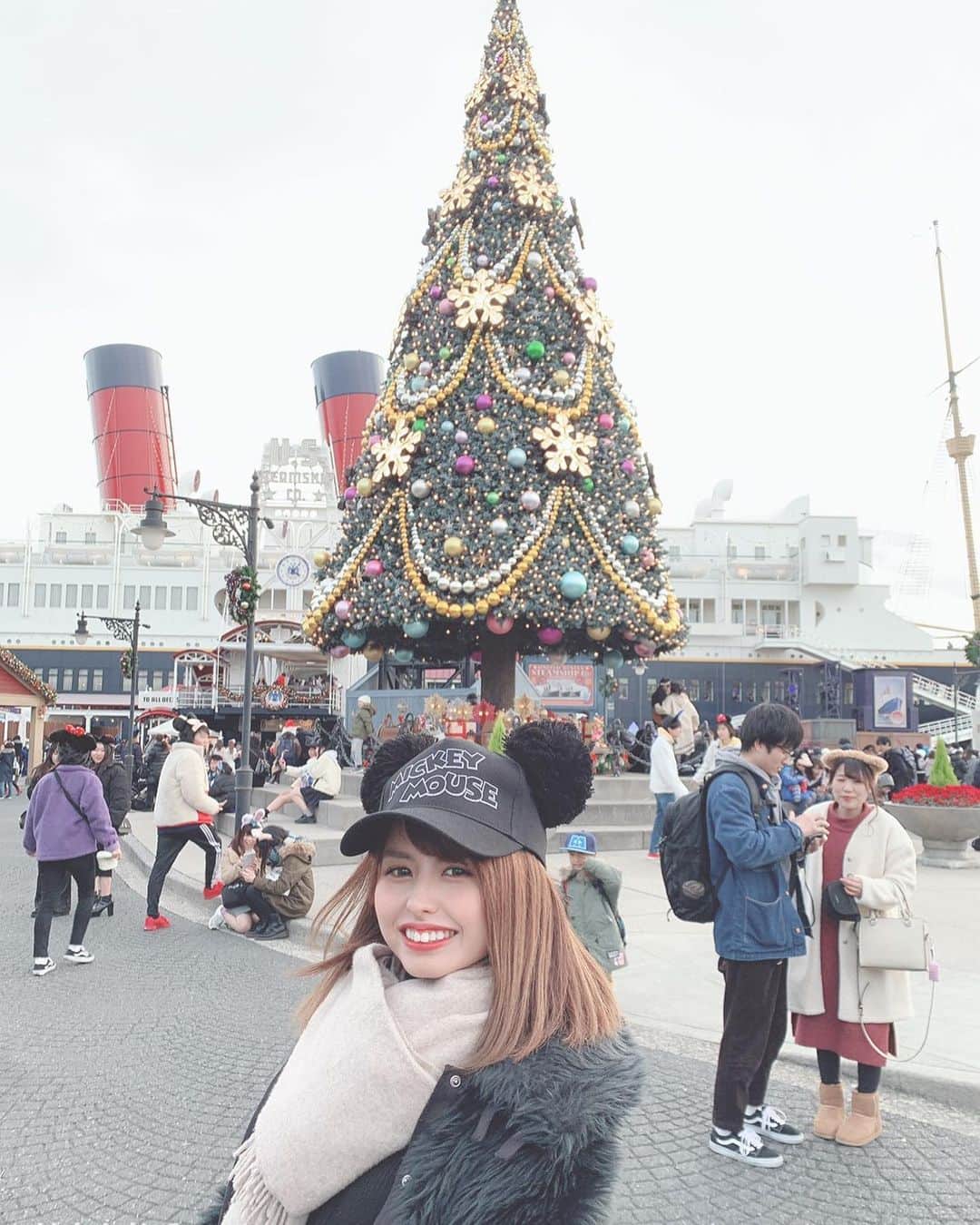 夏樹りえのインスタグラム：「. ハピメリ〜🎄💕🎅 旦那さんと行ってきたよ☺️ ディズニークリスマスイヴ♡ 良い1日を✨ . #merrychristmas #メリークリスマス#ディズニークリスマス#夫婦デート#仲良しこよし#ディズニーシー#食べ飲み歩き#イルミネーション#クリスマスツリー#可愛い💕 #tokyodisneysea」