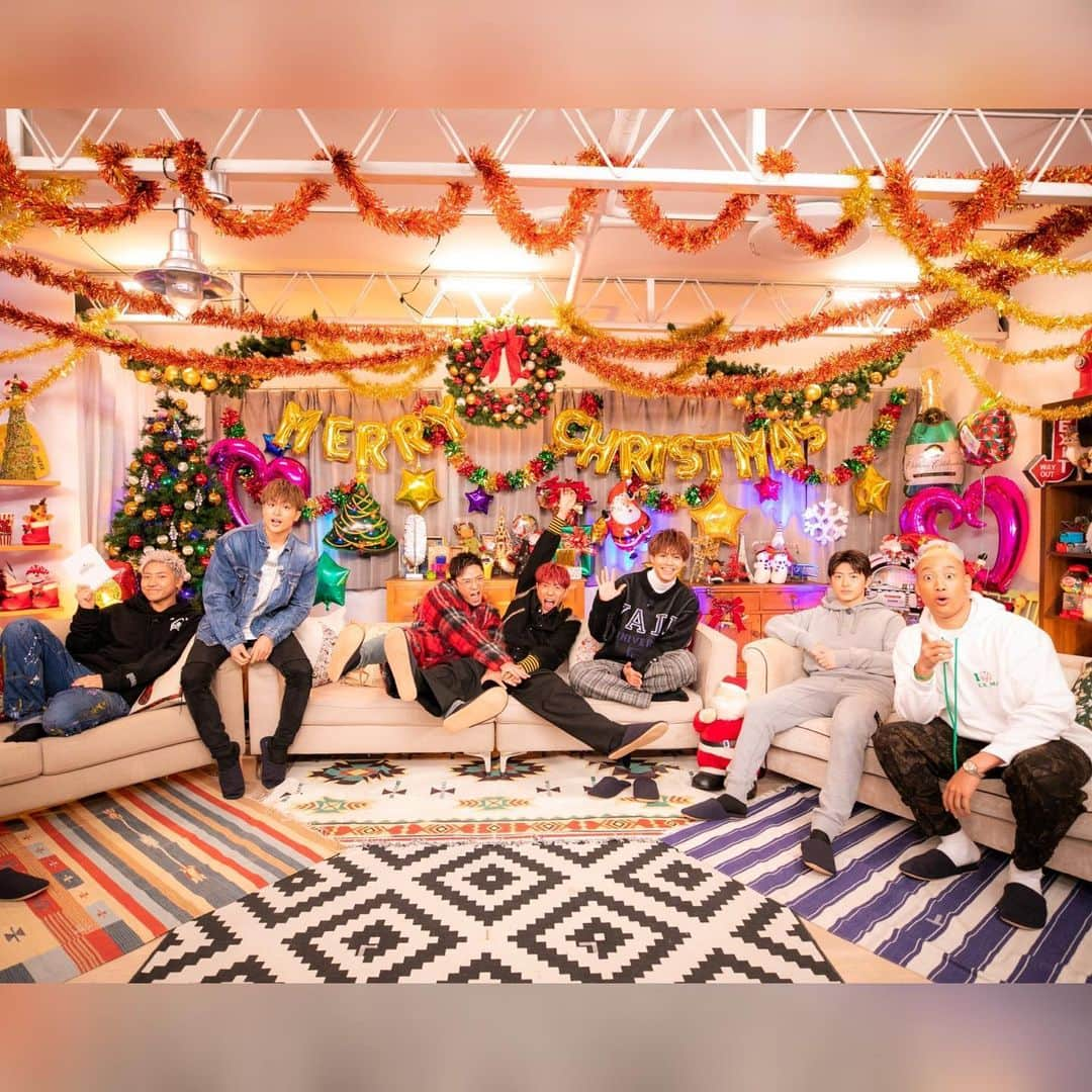 GENERATIONS高校TVさんのインスタグラム写真 - (GENERATIONS高校TVInstagram)「. Merry Xmas🎄🎉 . ついに今夜は GENE高クリスマス生放送❤️ GENERATIONS7人と一緒に クリスマスを過ごそう！⛄️ . 今夜のクリスマス生放送は GENEからのプレゼントが盛りだくさん😍  さらに！放送直前に発表する Twitterでのキャンペーンが成功すると… 超スペシャルなプレゼントが💝 . GENEクリパをみんなで盛り上げよう🎉 最後にはステキなお知らせもあるので お見逃しなく💡 . ⚠️番組はAbemaTVでお楽しみください 動画録画（画面録画）することは禁止されています 🙅‍♂️SNSに番組の動画を投稿するのもNGです  公式Twitterもチェックしてね✔💡 🔎@gene_kou で検索‼️ .............................🏫.............................. #AbemaTV #ジェネ高 #GENE高  #GENERATIONSfromEXILETRIBE #GENERATIONS #GENE  #ジェネレーションズ #ジェネ #小森隼 #白濱亜嵐 #数原龍友 #中務裕太 #片寄涼太 #佐野玲於 #関口メンディー #クリスマス #christmas #xmas #サンタクロース #サンタ #メリークリスマス #Merrychristmas #プレゼント #クリスマスプレゼント #ジェネ犬 .............................🏫..............................」12月25日 10時05分 - genekou_official