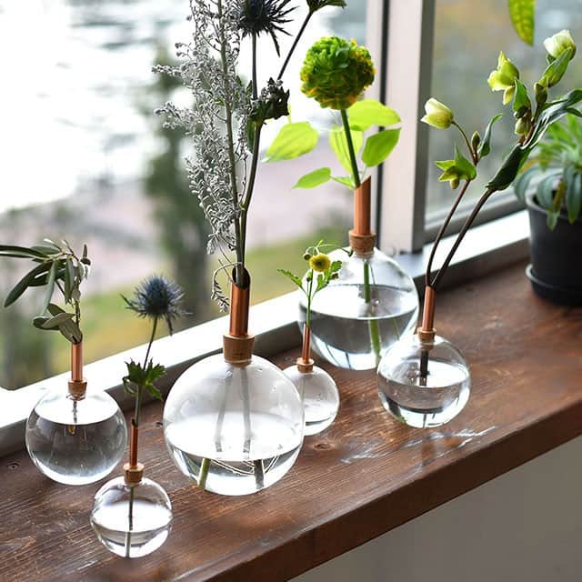 のインスタグラム：「. ＼キナリノモール／Scandinaviaform｜Glasilium Vase　フラワーベース . －－－－－－－－－ ガラスの球体がころんと可愛い「フラワーベース」 . こちらのフラワーベースはマウスブローで作られたゆらぎのある球体に、コルクと銅管を組み合わせたもの。 シンプルなデザインですが、一輪の植物をスッと立たせることができ、植物が地面から生えているそのものの姿を楽しめるようになっています。 茎を敢えて長く残し、球体とのバランスを楽しんだり、複数のフラワーベースを並べて使ったり、他のフラワーベースにはできない楽しみ方ができますよ。 サイズは、S、M、Lの3種類をご用意しています＊ . －－－－－－－－－ https://kinarino-mall.jp/item-44552 . . ▶画像をタップすると詳細情報をご覧いただけます。 . ▶キナリノアプリでも販売中！ 「お買いもの」→「インスタグラム掲載アイテム」 ※ダウンロードはプロフィールリンクから(@kinarino_official) . . #キナリノモール #キナリノ #丁寧な暮らし #暮らし #フラワーベース #花瓶 #ベース #インテリア #お花 #花 #花のある暮らし #cortina #Scandinaviaform #Vase #interior #flower #flowervase .」