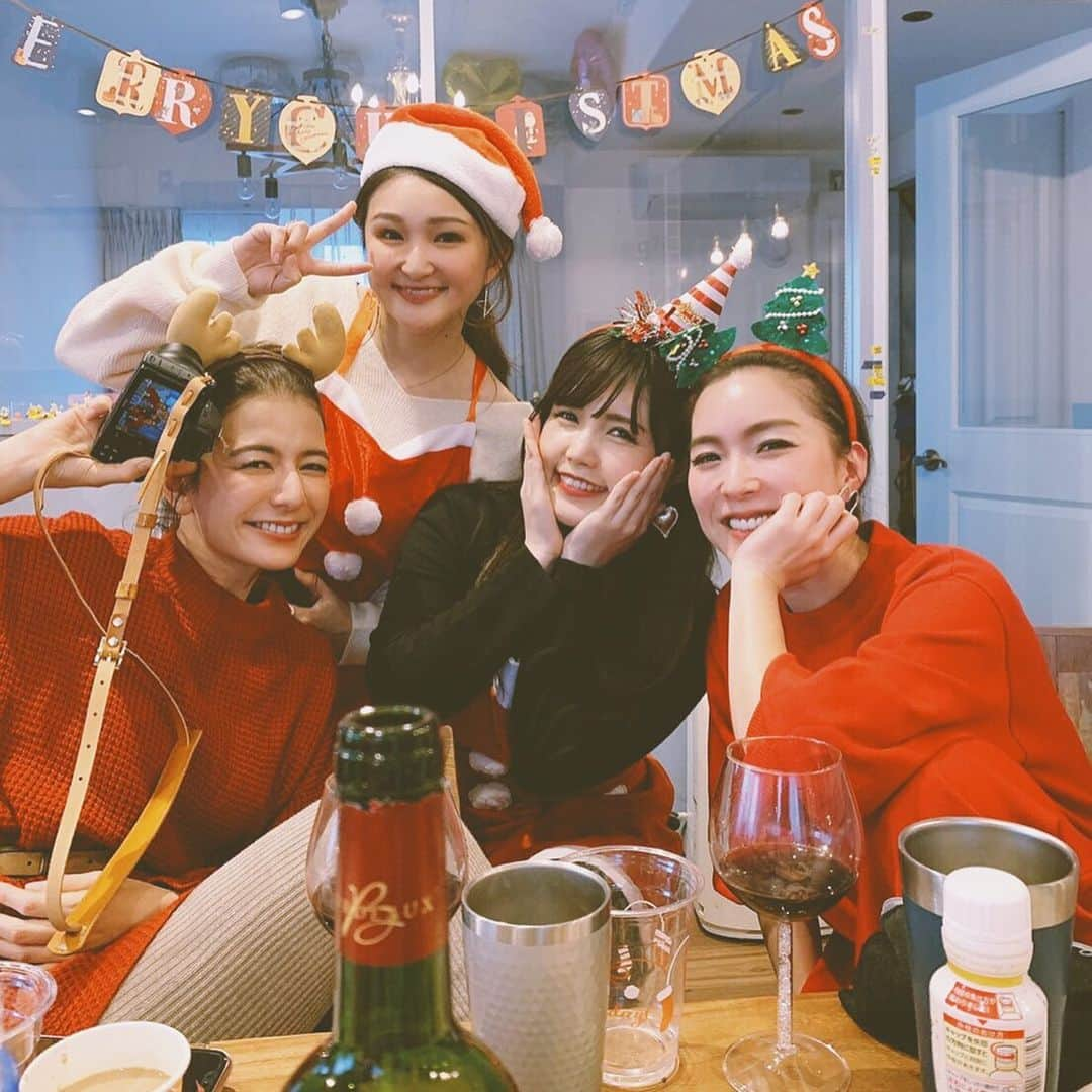 スザンヌさんのインスタグラム写真 - (スザンヌInstagram)「昨日のクリスマス会🎄🎅🎂🎉🤶﻿ 〜人々編〜﻿ ﻿ おもしろだいすきしーちゃんは東京から帰ってきて1年ぶりくらいに会えたししーちゃん宅の👼たちが大成長してて愛しすぎたし❤️﻿ ﻿ いつものみんなは変わらず優しいし、ずーっと、よくこんな話すことあるなぁってくらいお昼から夜まで永遠しゃべり続けて呑んで食べての大宴会だし❤️﻿ ﻿ 子どもたちは子どもたちで﻿ 体力の続く限り遊びまくってて、﻿ それ見るのがなんとも幸せ🤤❤️﻿ （スガッシュ一緒に遊んでくれてほんとーっっにありがと💪）﻿ ﻿ あっ、ママはキンパ作りに来てくれて﻿ 子どもたちとUNOして光の速さで帰っていった😂﻿ ﻿ そんなこんなで幸せなイブを過ごさせてもらいました🤤❤️みんなだいすき❤️ありがと🌈﻿ ﻿ 今日はクリスマス🎅🎄🤶本番❤️﻿ 息子にもサンタさん無事来てくれました😊﻿ ﻿ 昨日は普段のワガママ取り返すように、急なお利口さんでわたしを困惑させてくれました😂﻿ 🎅パワーすごいっ！！😍﻿ ﻿ ﻿ #メリークリスマス﻿ #クリスマス﻿ #クリスマスパーティー」12月25日 10時02分 - suzanneeee1028