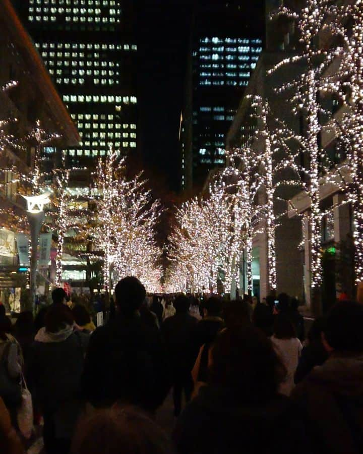 森下久美のインスタグラム：「丸の内イルミネーションに昨夜行って来ました✨🎄✨ スゴい人でビックリ👀‼️ でも横断歩道を渡る所以外は流れてたので、良かった良かった☺️ Merry Christmas🎄🎅🎁✨ #丸の内イルミネーション#スゴい人#東京#丸の内#イルミネーション#ゴルフ#golf#ゴルフ大好き#ゴルフ女子#モデル#model#image#イマージュ#森下久美#kumimorishita」