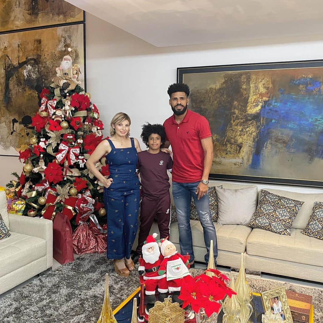 パトリックのインスタグラム：「Eu e minha família desejamos a todos um feliz natal!! メリークスマス。🙏🎅🎄😊‬」