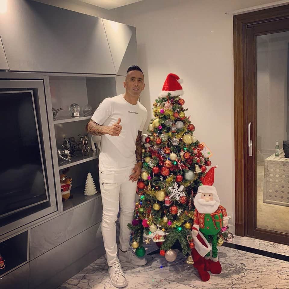 ルーカス・バリオスのインスタグラム：「Feliz Navidad 🎄🎁 para todos mis seguidores ! Ustedes son muy importante para nosotros ! Espero que la pasen lindo ! Los quiero mucho ! 🎄🎄🎁🎁LB8⚽️⚽️」