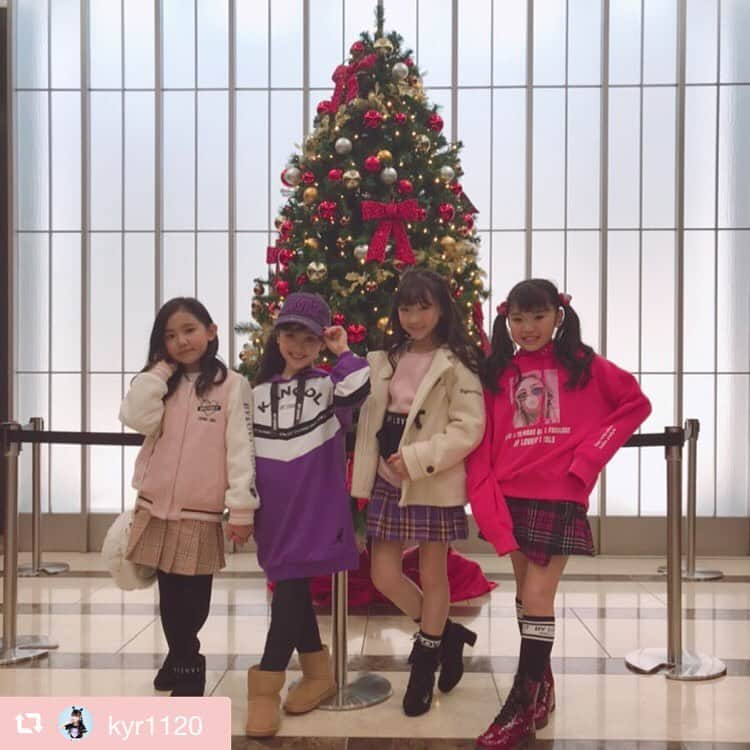 byLOVEiTさんのインスタグラム写真 - (byLOVEiTInstagram)「🎄メリークリスマス🎄  バイラビインスタガールからメリークリスマス💖  #repost @kyr1120 via @PhotoAroundApp 💖🎄💖🎄💖🎄💖🎄💖🎄💖﻿ ﻿ 💝❄️ Merry X'mas ❄️💝﻿ ﻿ バイラビ通信撮影のあと…🤗﻿ ビル1階にあった大きなクリスマスツリーの前で🎄💖📸✨🌈﻿ ☆﻿ ☆﻿ 4.5枚目は…﻿ バイラビインスタガール3期のみんなと💓💓💓﻿ 楽しかったなぁ〜₊(ˊᵕ͙ૣᴗᵕ͙ૣˋ)ˈ·˚*﻿ ☆ ☆ 可愛いインスタガールのみなさんと﻿ また会えるといいなっ❤️﻿ ☆﻿ ☆﻿ 今日はクリスマスイブ🎀﻿✨ みなさま、素敵なクリスマスイブをお過ごし下さい〜🎉🎁🎂﻿ ☆﻿ ☆﻿ 🐻バイラビコーデ🐰﻿ 身長138cm﻿ 全て140サイズです🎶﻿ @byloveit_official ☆﻿ ☆ #merrychristmas #クリスマスイブ #クリスマス #クリスマスツリー #サンタさんくるかな #プレゼント #byloveit #バイラビット #バイラビコーデ #バイラビインスタガール #バイラビインスタガール2019aw #ニコプチ #kidsfashion #ig_kids #記録用pic」12月25日 10時17分 - byloveit_official