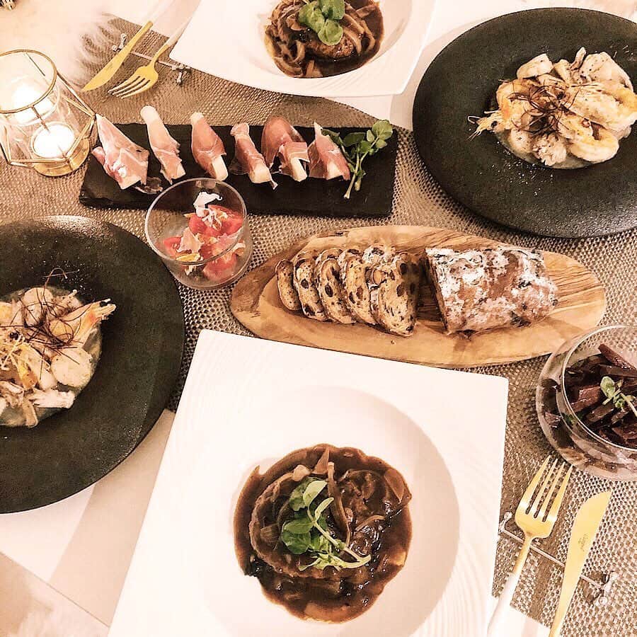 馬場香里（渡部香里）のインスタグラム：「. . 昨日のクリスマスイブディナー🍴  時間をかけられなくて 普段とほぼ変わらないメニューです😹 テーブルはキラキラに💫  娘にはほうれん草とバナナのパンケーキツリー🥞 お代わりしてたくさん食べてくれました😋 ろうそくをフーするのにハマってしまって 火を付けては吹いての繰り返し😹」