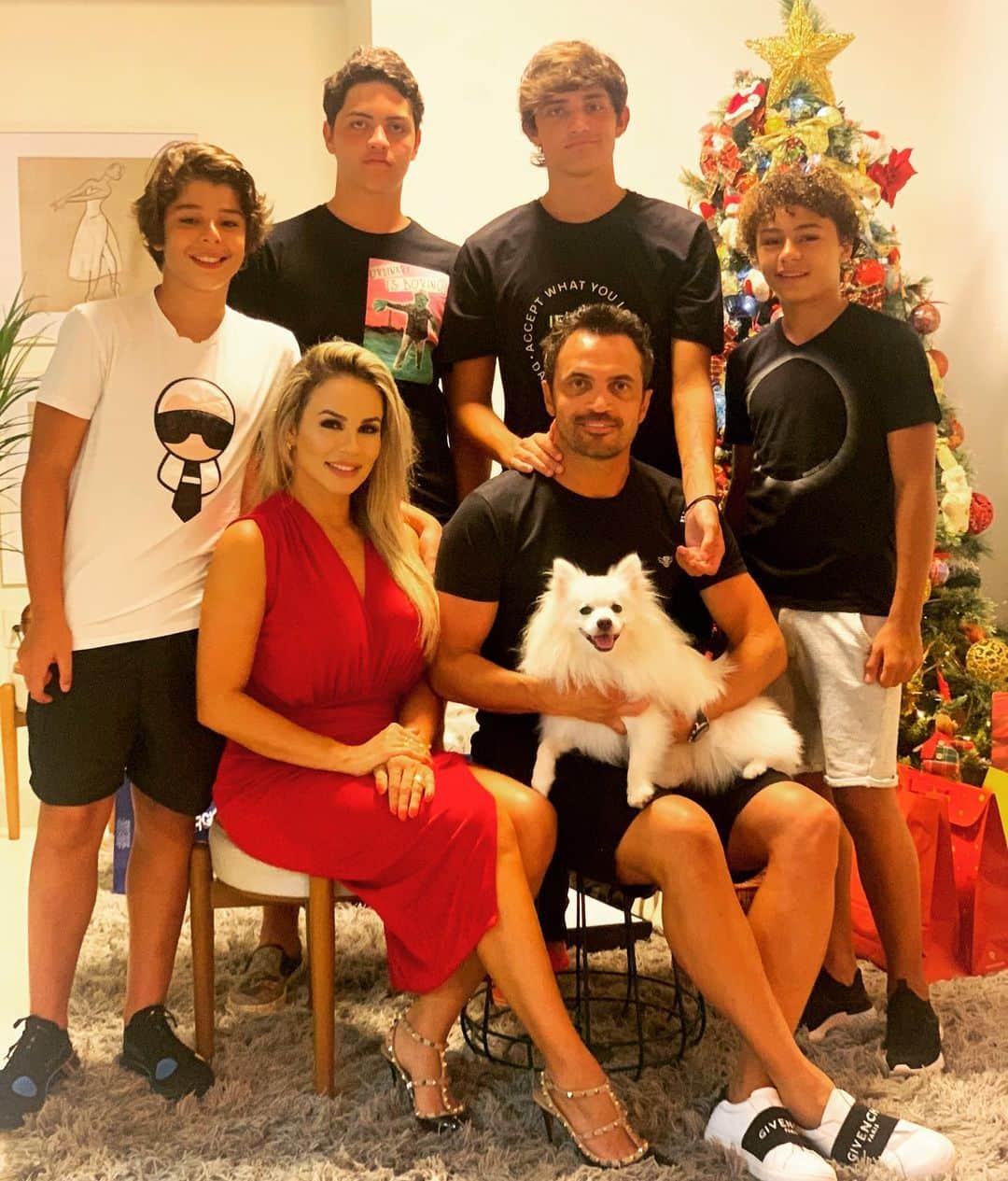アレッサンドロ・ローザ・ヴィエイラのインスタグラム：「Que Deus possa abençoar o natal de cada um de vocês! Que sintam a nossa energia dentro de cada família ❤️🎅🎅 🎄」