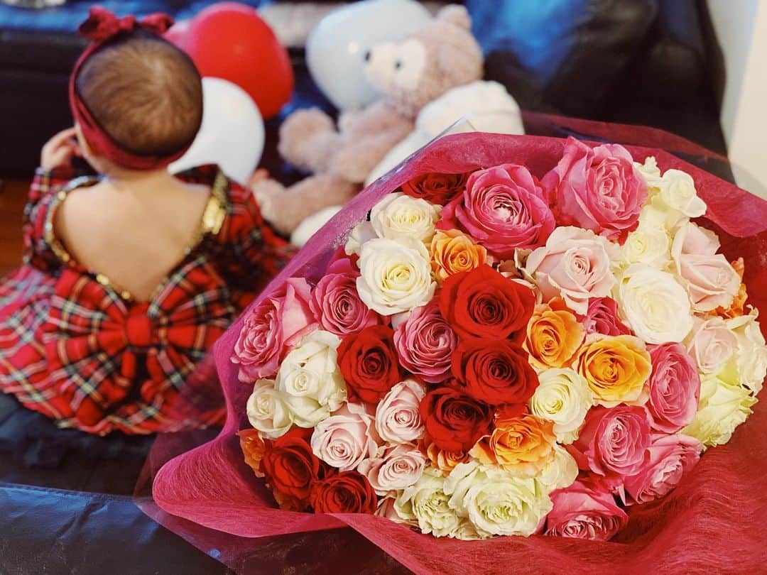 shihoのインスタグラム：「娘にとって初めてのChristmas🎄  わたしがChristmas 大好きだったから 大好きになってほしいな🤍  サンタさん任務も無事完了✌️ まだなんにもわからないけど 喜ぶ顔がみたいとゆう親心😂 . . . . . . new nail🤍 @nailiejp  クリスマス前に🤍🤍 . . . #firstchristmas #babygirl  #あんよもおてても大きくなったね🥺」