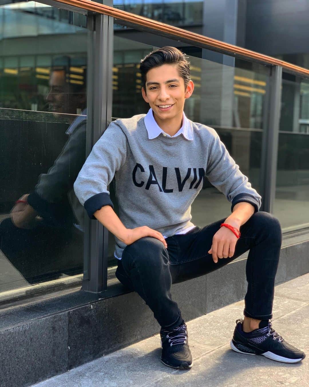 Donovan Carrillo Suazoのインスタグラム：「De todo corazón, les deseo felices fiestas. Disfruten mucho a sus seres queridos  From my house to yours, happy holidays. Enjoy this wonderful time with your family and loved ones!  #mycalvins」