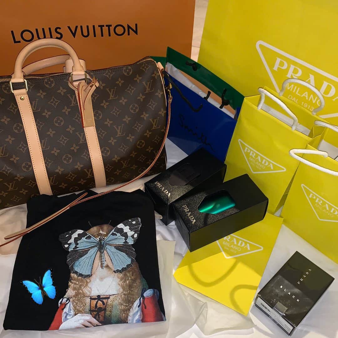 チン・インヒのインスタグラム：「♥️🎄🎁#merrychristmas🎄 🎅🏿🤍」