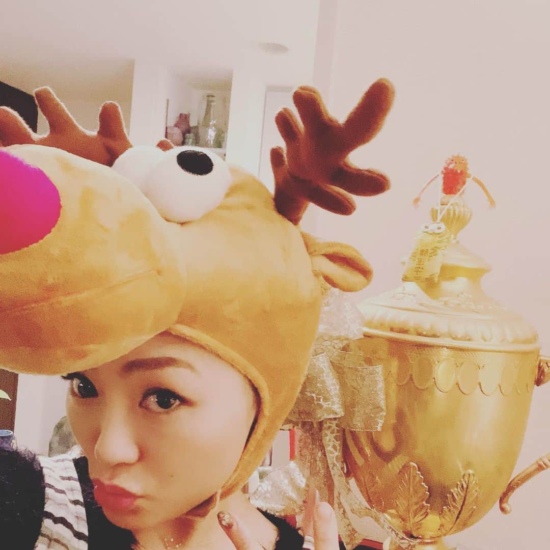 宮本美季のインスタグラム：「Merry Christmas Everyone❤️⭐️🎄 今日は中目黒の楽屋で同い年の天才達とライブ。どうやら満席のようです。ありがとうございます😭私にとっては年内最後のライブ！ワイワイと盛り上げてら終わりたいと思いまーす😆お待ちしてまーす！  #中目黒 #楽屋 #ためーず #植松陽介 #hanahspring  #井上kb幸法  #柴田敏孝  #宮本美季 #クリスマスライブ」
