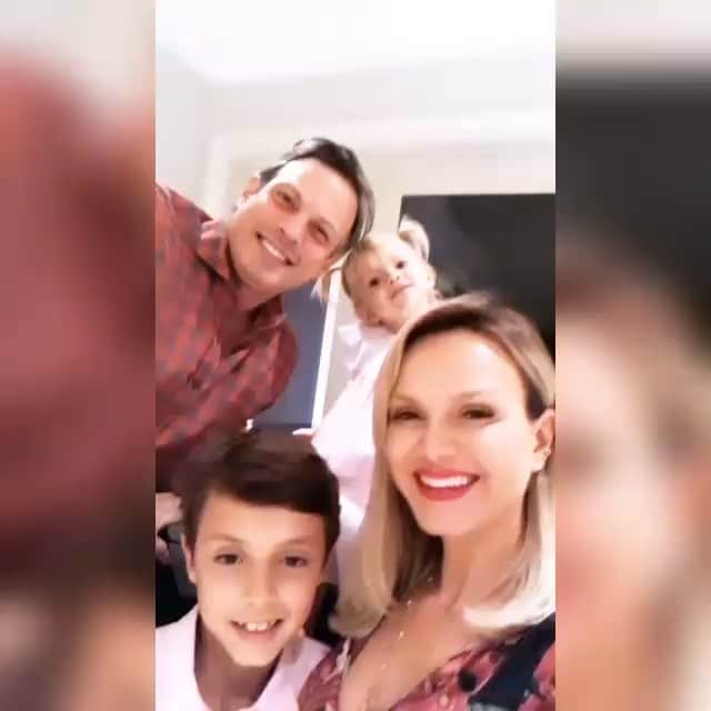 Eliana Michaelichin Bezerraのインスタグラム：「Recebam todo o nosso amor, carinho e respeito. Beijo na família e Feliz Natal. #feliznatal #merrychristmas #obrigadasenhor #mariapassanafrente #familia P.S.: olha a carinha da Manuela parada pra foto🙈kkk」