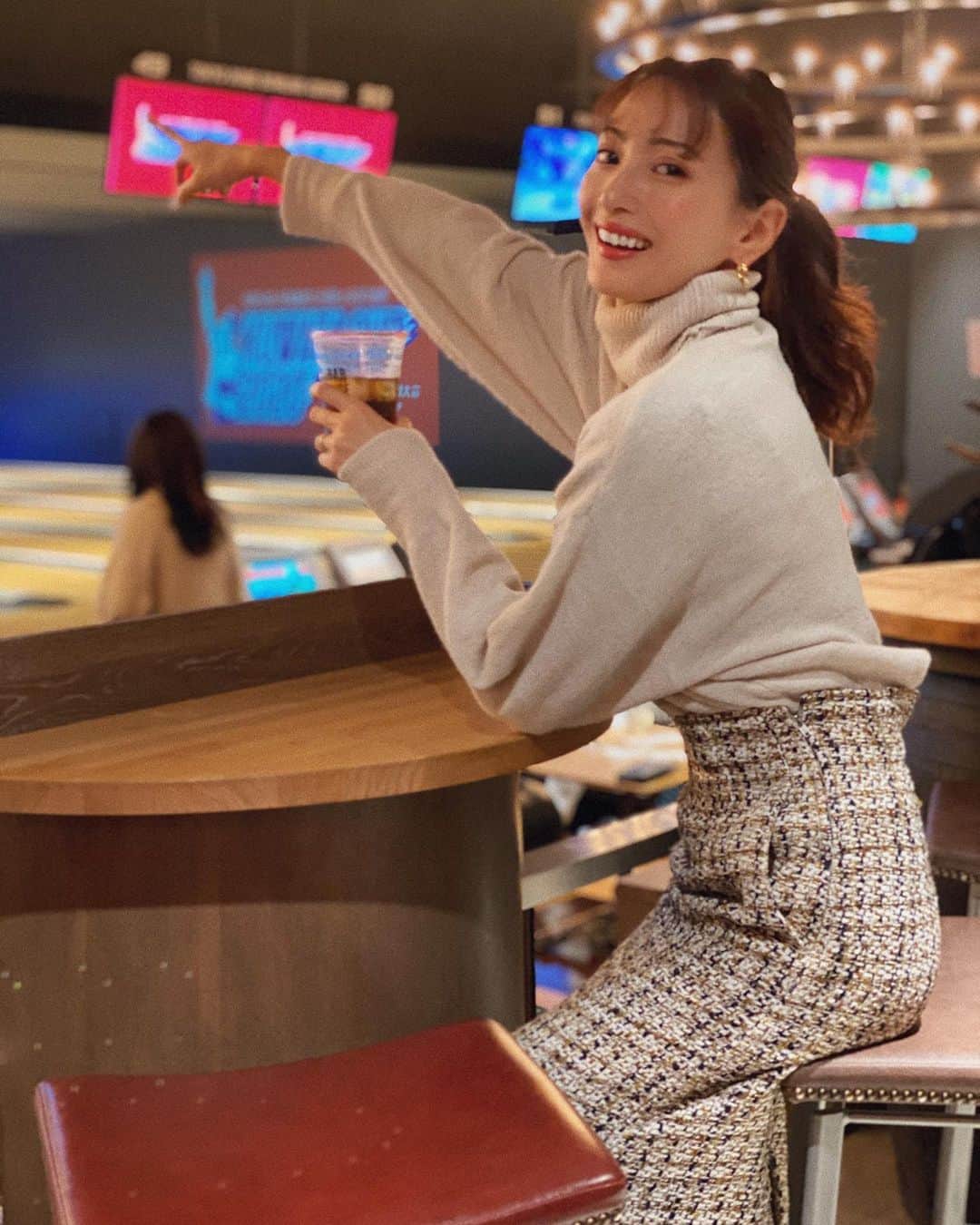 ANNA 杏奈さんのインスタグラム写真 - (ANNA 杏奈Instagram)「✈︎ この間、忘年会&クリスマスも兼ねて、みしぇことボーリングしてきました💕 みしぇこは、私の人生を変えてくれた恩人なので、本当に頭が上がらないし、大好きなのです❤️ . さて！今回は東京ドームシティにある、Cubar LOUNGEへ🙋‍♀️ 私はそこでお酒を飲みながらボーリングしたよ🎳 . バーカウンターもあったし、フォトジェニックな場所がたくさん〜🍸🍷 ゆっくり飲みながらおしゃべりできるスペースもあるから、合コンとか、会社のみんなで行くのオススメ😚 . 他にもお得なパックとかもあるので、チェックしてみてね🍰🍫 . . #東京ドームシティ#ボウリング#クーバーラウンジ#pr#cubarlounge」12月25日 10時40分 - anna_maria_end18
