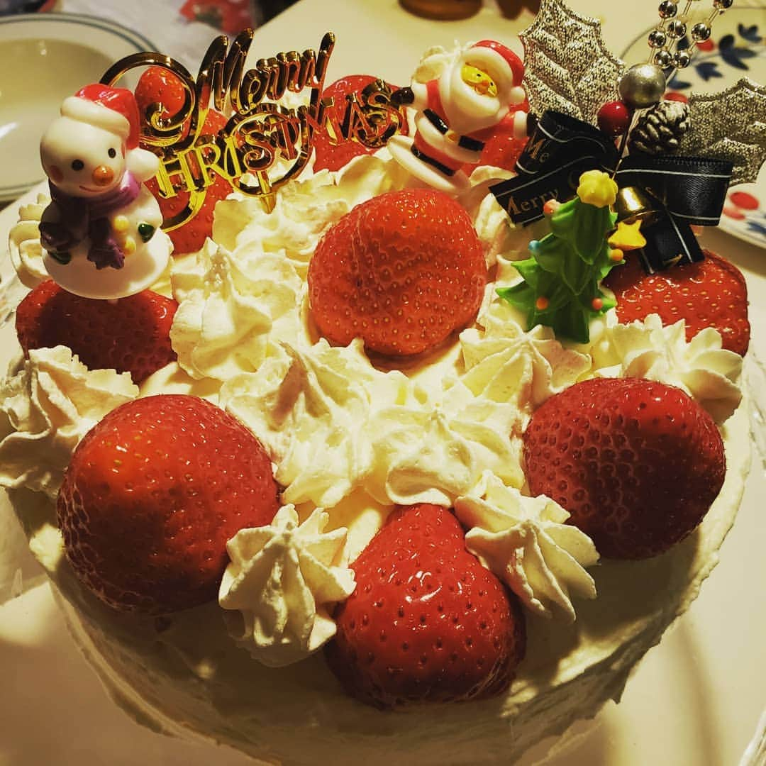 向山志穂さんのインスタグラム写真 - (向山志穂Instagram)「Ho!Ho!Ho! Merry Christmas✴  昨晩、我が家はクリスマスパーティーでした👧 娘のお友達と作ったジンジャーブレッドハウスやクリスマスの飾り付けをして手作りのご飯をいただきました😋❤ 毎年恒例のケーキ作りのデコレーションも上手に出来るようになりました😍💯 朝起きて🎅さんからのプレゼントに目をまんまるにしてビックリしていた娘👧 🎄🎅🎅🎄🎅🎅🎄🎅🎅🎄🎅🎅」12月25日 10時44分 - shihoo9o6