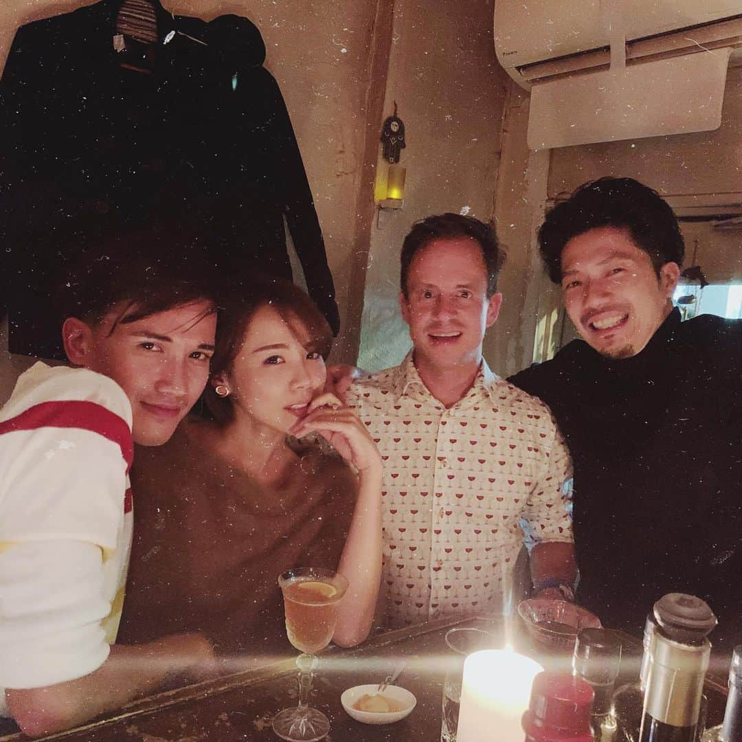 小松あやさんのインスタグラム写真 - (小松あやInstagram)「. ものすごい2日酔いなう(ᵔᴥᵔ)💭 ・ ・ 昨日は友人と一晩早いクリスマス🎄会 彼のセクシーな流し目にめっちゃ憧れてて、 たくさん練習してるんだけど、 未だにできない私です👉🏽👈🏽 Anyway Merry Christmas 🥂✨ ・ ・ #クリスマス会 #メリクリ #chilling #飲み会🍻 #ダブルデート #バー #bar」12月25日 10時45分 - i_am_ayakomatsu