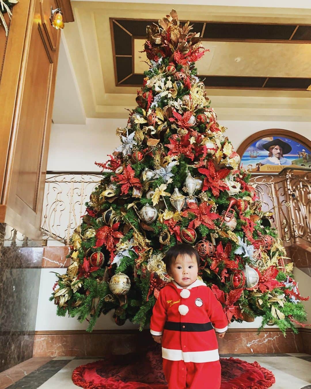 福田恭巳のインスタグラム：「Merry Christmas🎄❤️ Wish you have Wonderful Holidays.  #slacklife #christmas #christmastree  #年パス #ディズニーシー #ディズニーランド #子連れディズニー #赤ちゃんのいる生活 #クリスマスツリー #クリスマス #1歳3ヶ月 #ママアスリート」