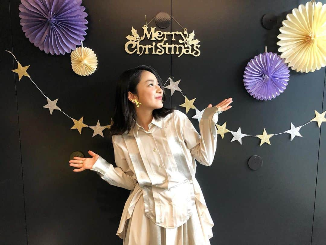 平祐奈さんのインスタグラム写真 - (平祐奈Instagram)「🎄MERRY CHRISTMAS🎁 ホッホ〜🤶 私はYunaFamilyサンタから頂いたたくさんのプレゼントに囲まれてウキウキクリスマスです🎁✨ ありがとうございます🥺 みなさんにとって幸多き1日となりますように。。。💫❤️」12月25日 10時53分 - yunataira_official