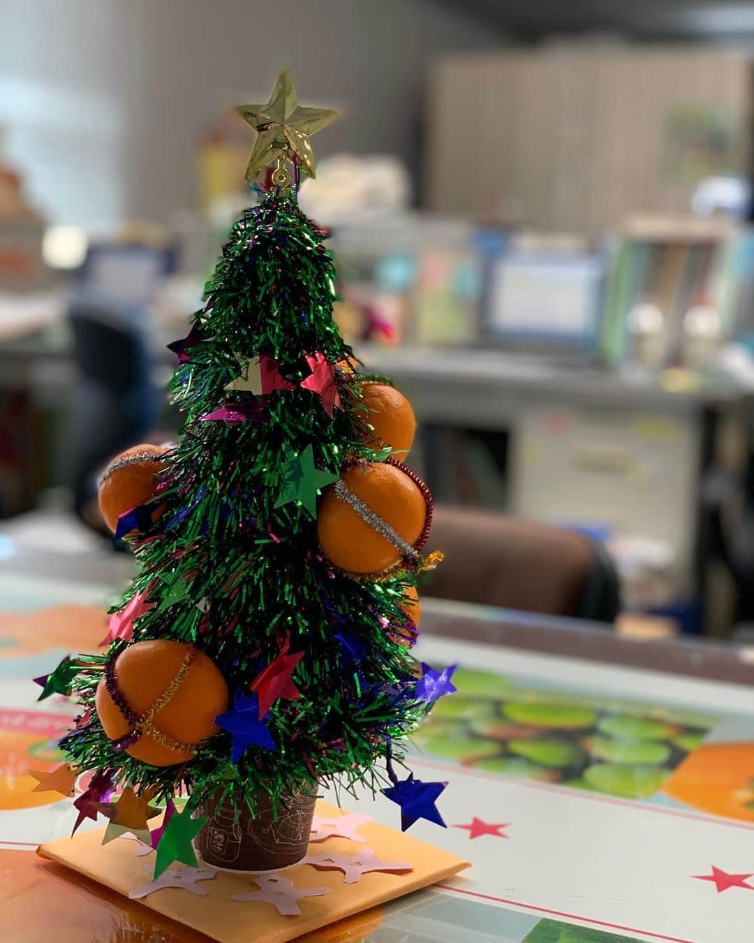 和歌山県食品流通課さんのインスタグラム写真 - (和歌山県食品流通課Instagram)「. . Merry Christmas🎄 . 皆さんのお家にプレゼントは届きましたか🎅？ 食品流通課は毎年みかんツリーを飾っています🎄✨ 皆さんのお家のツリーもみかんで可愛く飾り付けしてみてください🍊  #クリスマス #みかんツリー #わかやま #美味しい！ #健康わかやま」12月25日 10時54分 - tasty_healthy_wakayama