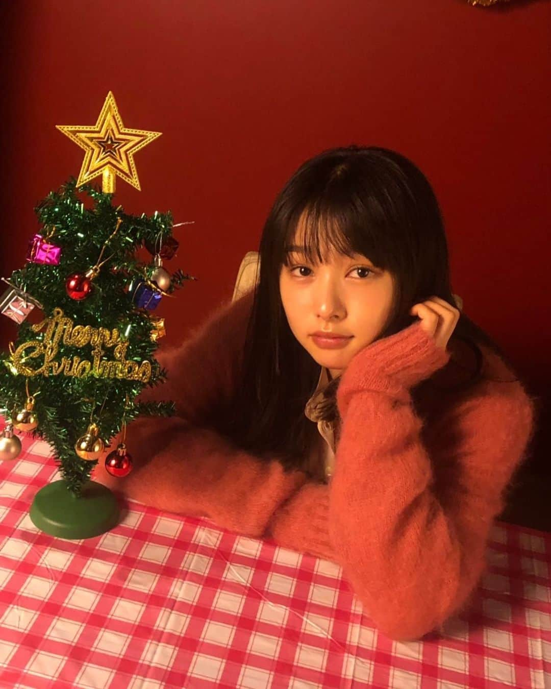 桜井日奈子さんのインスタグラム写真 - (桜井日奈子Instagram)「ハッピーメリークリスマス🎄  シャンシャンシャン🛷  今夜19：30頃にLINELIVEします🙋‍♀️ 毎年クリスマスの日は配信しているんです🎂  一緒にお祝いしてもらえるとうれしいです！  https://live.line.me/channels/116/upcoming/12681969  昨日はクリスマスイブだってことをすっかり忘れていました😅 うちの母は、チキンの代わりに焼き鳥を食べたみたいです  #メリークリスマス  #クリスマスはチキンだよね #串に刺さってて食べやすい #焼き鳥最高  衣装 #semicouture_official」12月25日 10時55分 - sakurai.hinako_official