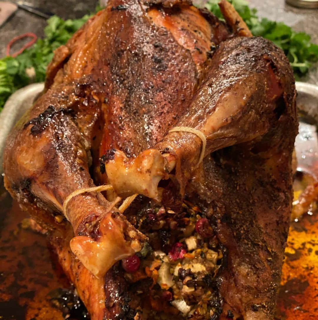 デイヴ・アスプリーさんのインスタグラム写真 - (デイヴ・アスプリーInstagram)「This is the first year we raised our own turkey on our own farm. That always makes everything more delicious! Happy Christmas Eve if you celebrate it! 🦃 (stuffed with walnuts, white rice, cranberries, and sausage from our own farm pastured pigs!)」12月25日 10時57分 - dave.asprey