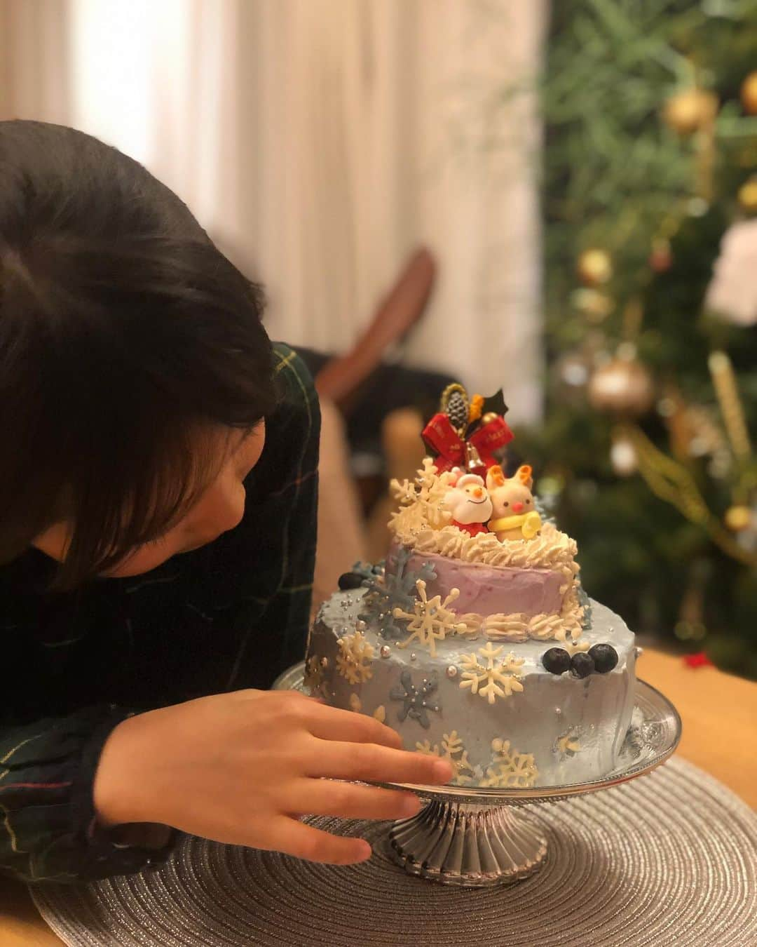 丸山悠美さんのインスタグラム写真 - (丸山悠美Instagram)「Merry Christmas🎄﻿ 昨日は撮影があったので18時に帰宅し、急いで猛スピードでお夕飯作り！﻿ なんとか形になって一安心✨﻿ 娘のニコニコハイテンションを見られて何より嬉しい🎅﻿ ＊ローストビーフ﻿ ＊リースサラダ﻿ ＊ビーフシチュー﻿ ＊サーモンとモッツァレラチーズマリネ﻿ ＊アオリイカのジュレ﻿ ＊フォアグラリゾット苺バルサミコソース﻿ ﻿ 今年のクリスマスケーキは﻿ 娘のリクエストで一緒に手作りにしました🍰❄️﻿ （仕事だったのでケーキは一昨日作りました）﻿ ﻿ 水色と紫色で中身は苺で🍓﻿ 雪の結晶とサンタさんがいて2段がいい！﻿ ﻿ という、聞いた瞬間フリーズした難しいリクエスト。笑﻿ チョコペンで雪の結晶を描くの作業にハマりました☺️💕﻿ . . ﻿ #手作りケーキ #クリスマス #クリスマスパーティー #クリスマスイブ #クリスマスケーキ #こどものいる暮らし #クリスマスディナー  #おうちごはん #homeparty #christmas #xmas #christmascake #ママ #小学生ママ」12月25日 10時59分 - maruyumi