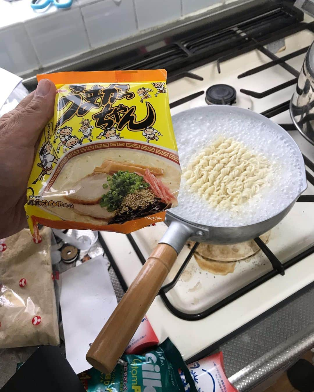 クロちゃんさんのインスタグラム写真 - (クロちゃんInstagram)「朝ご飯  うまかっちゃん(1袋)  うまかっちゃん食べて勝つぞ！！」12月25日 10時59分 - kurochandesuwawa