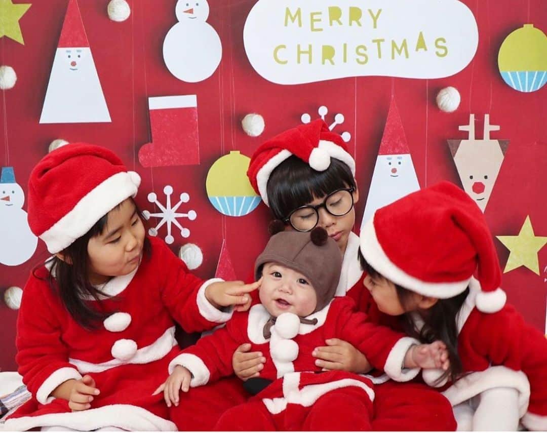 gracocoro Ryoko ONLINE SHOP＜グラこころ＞さんのインスタグラム写真 - (gracocoro Ryoko ONLINE SHOP＜グラこころ＞Instagram)「Merry Christmas❣️ クリスマスの朝のこどもたちの可愛い姿に見入ってしまいますね🎁 ・ #グラこころのクリスマス でも たくさんの可愛いクリスマスpicを ありがとうございます😊 ・ そのなかからご紹介❣️ こちらのかわいすぎるサンタ四人組🤶❤️ ・ pic by @kumamusume さま✨ ・ 恒例のお友達とのクリスマスパーティーで 今年も撮影してくださいました☺️ ・ 今年は可愛い弟くんも参加して🐻 楽しそうなみんなの姿がたまらないっ😍 ・ やっぱりクリスマスは特別🎄✨ こんな可愛い笑顔が見れて とってもほっこりしています😆❤️ ・ @kumamusume さま いつも可愛いお写真ありがとうございます❣️ ・ ・ ・ 🌟クリスマスフォトをご紹介OKの方は #グラこころのクリスマス @gracocoryoko  をつけてpostしていただけると嬉しいです🎂 お写真のこだわりポイントなどもぜひお書きください✨ ＊🔐アカウントの場合はこちらから発見できませんので ご注意ください🙇 ・ ・ #親バカ部 #ママライフ #ママカメラ #パパカメラ #ママカメラ部 #家族写真 #カメラ好き #女の子ママ #新米ママ#キッズファッション  #グラこころ #おうち写真館 #男の子ママ #男の子ベビー #女の子ベビー #gracocoro #2019年生まれ #きょうだい #新米ママ #ファミリーフォト #クリスマス飾り  #クリスマスフォト #はじめてのクリスマス #グラこころのクリスマス #クリスマス2019 #christmas2019 #クリスマスプレゼント」12月25日 11時01分 - gracocoryoko