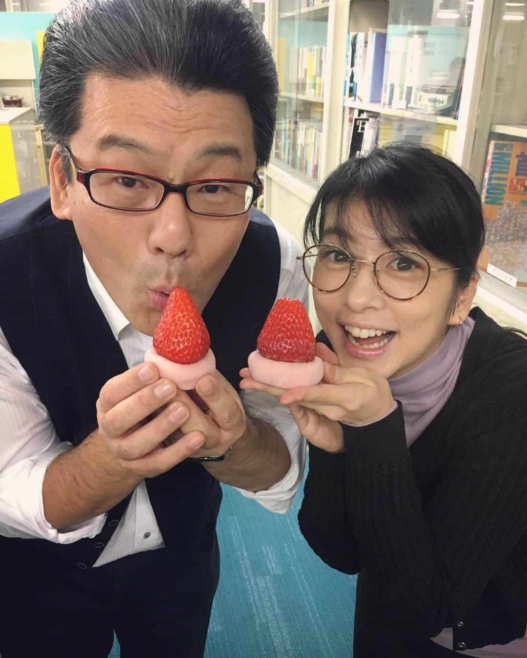 フジテレビアナウンサーのインスタグラム：「アナウンス室に美味しいクリスマスプレゼントが届きました！！ とても大きな苺の大福🍓 軽部さんが２つ食べないように、しっかり監視しておきました！笑 素敵なクリスマスを🎄  #フジテレビアナウンサー #軽部真一 #生野陽子」