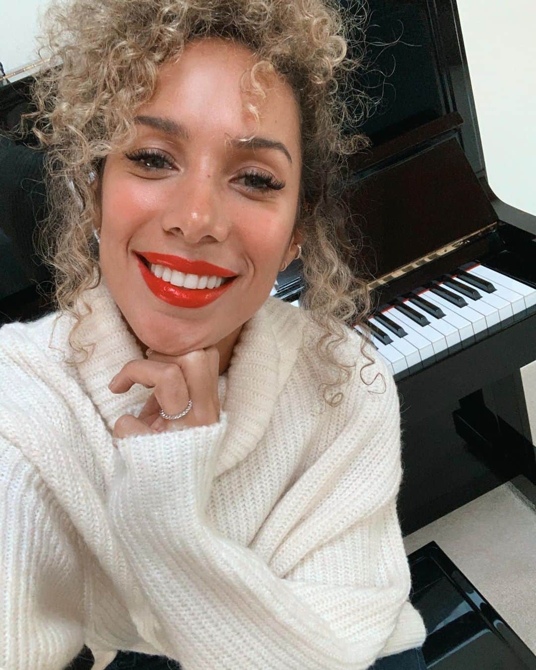 レオナ・ルイスのインスタグラム：「ONE MORE SLEEP ❤️❤️❤️❤️❤️ tinkering around and wanting to wish you all a peaceful, beautiful holiday season! Thank u for showing me so much love, I feel it and send love back. Merry Christmas buns💋🌲 💋」