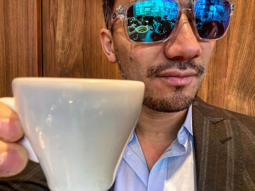 ベリッシモ・フランチェスコさんのインスタグラム写真 - (ベリッシモ・フランチェスコInstagram)「Relax time with my Nespresso☕️ 毎日美味しいエスプレッソを飲んで、リラックスさせて頂いております！だからこそキッチンスタジオや家にもネスプレッソのコーヒーメーカー「エッセンサ プラス」が置かれていますよ。”Il caffeino”が大好きです。しかもこだわりをテーマに「&GP」に取材され、記事が公開されましたよ。 https://www.goodspress.jp/pr/269210/ 是非御覧下さい😂✌️ @nespresso.jp #nespresso #&GP #ネスプレッソ #コーヒータイム #PR #自分時間  #こだわり #コーヒーのある暮らし #料理 #エッセンサプラス #ベリッシモ #料理研究家 #francescobellissimo #caffè #coffee #コーヒー #ercaffeinoderito #chef #tvchef #celebritychef #chefrock #エスプレッソ #イタリア人 #イタリア代表」12月25日 11時09分 - bellissimoyoshi