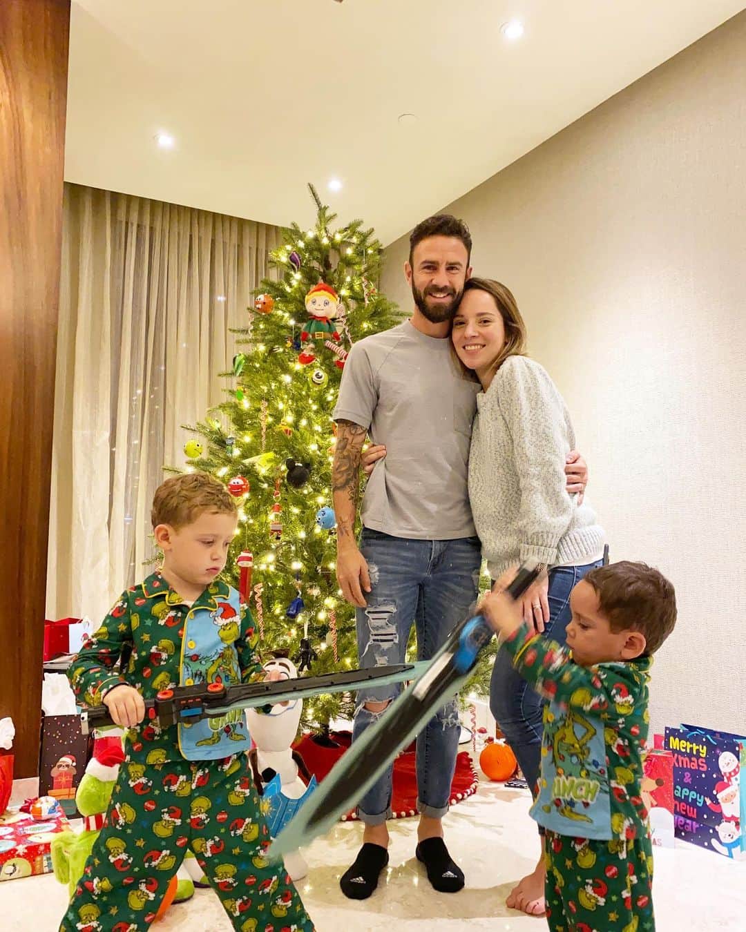 ミゲル・ラジュンのインスタグラム：「Que pasen una FELIZ NAVIDAD 🎁🎄🎅🏻」