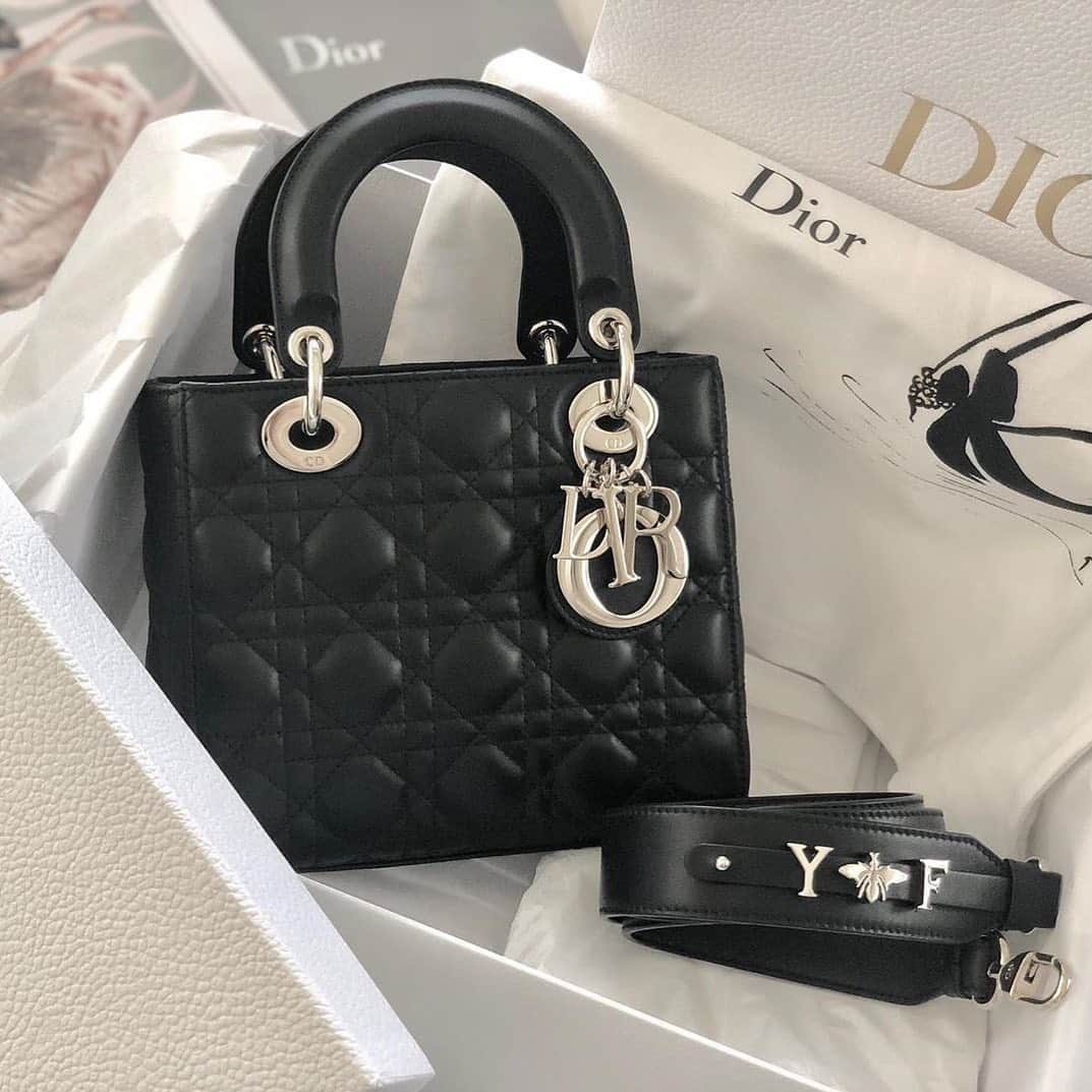 MERYさんのインスタグラム写真 - (MERYInstagram)「. 『Dior（ディオール） @dior』のアイコン的な存在なのが、こちらの「Lady Dior（レディディオール）」というトートバッグ。丸みを帯びたハンドルと、高級感のあるラムスキン素材、揺れるたびにエレガントな輝きを放つDIORチャームが特徴。  お仕事を頑張った自分へのご褒美としていつか手に入れたい、そんな憧れの存在のバッグです。大人になって、流行にとらわれず、長く使える物が欲しくなったあなたにおすすめです。 . MERYでは他にも「かわいい」に近づくさまざまな情報を発信しています。 @mery.beauty コスメ・美容に特化した情報をお届け♡ @mery_spot 話題のカフェやお出かけスポットをご紹介！ こちらもぜひチェックしてみてください！ . . photo by @reimamaroom . #MERY #regram #dior #instafashion #diorbag #myabcdior #ladydior #diortote #bag #옷스타그램 #오오티디 #코디 #패션 #패션피플 #ディオール #ディオールバッグ #レディディオール #プレゼント #誕生日プレゼント #ハイブランド #素敵女子project #女子力向上委員会 #トートバッグ #ハイブランドバッグ #バッグ #バッグ好き #お洒落 #お洒落さんと繋がりたい #MERY女子 #メリー」12月25日 11時15分 - mery.jp