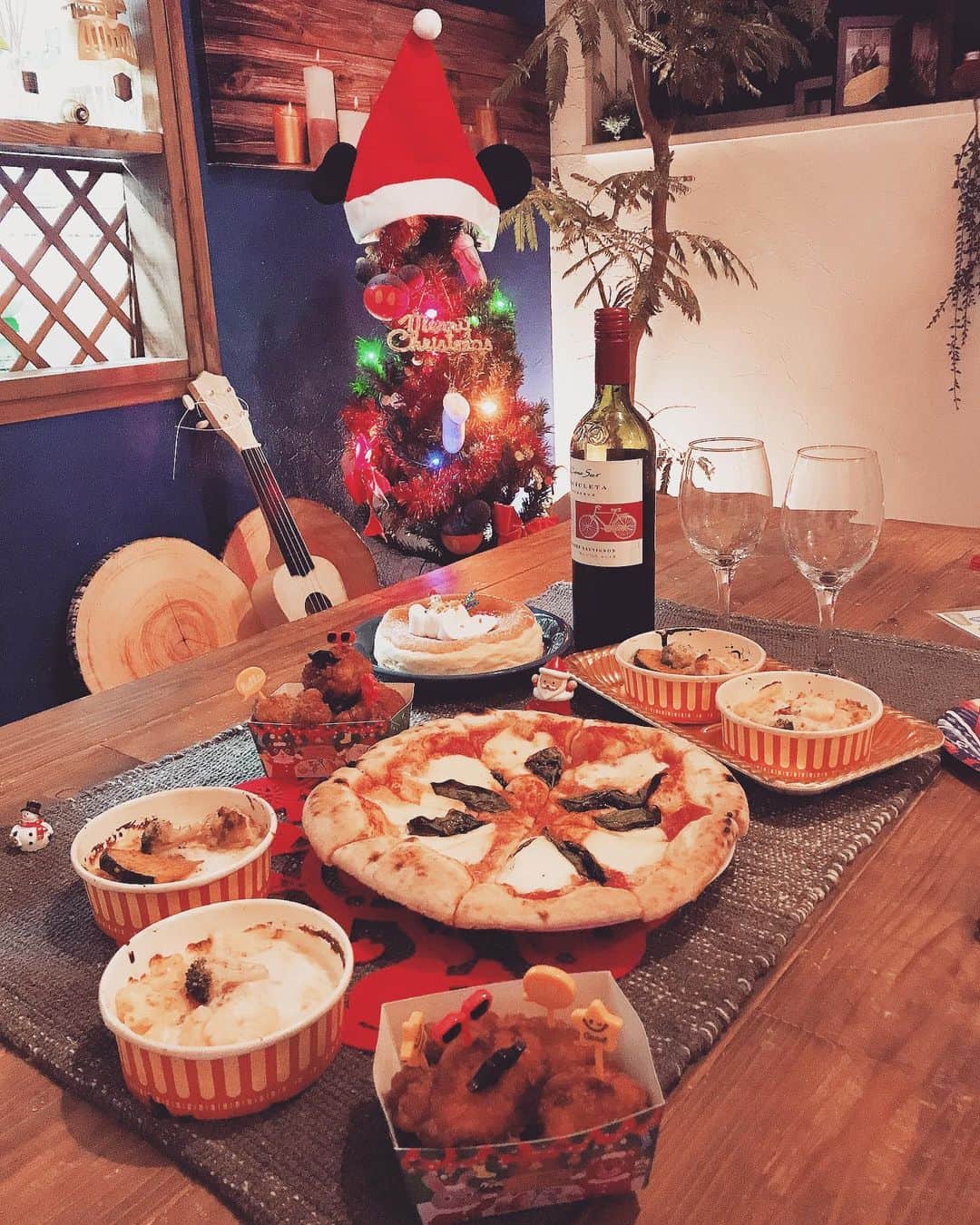 齋藤美波のインスタグラム：「🎄🎂🎅🏾 #MerryChristmas ・ 今年は平日パパママもお仕事で 朝早い為、日曜の風呂上りに santaさん来たよ！ 設定で早めのプレゼント🎁♥️ ・ お風呂の時からママの演技は 入ってました。笑 除いたらサンタさん消えちゃうから💦 って見せずに、私の演技に惑わされ サンタさん行っちゃった！ と同時にプレゼントだあぁー！！！と。笑 本人達は大喜び😆♥️🎁 幸せだね。 ・ 武玄は欲しがってた ゼロワンのオノと鉄砲になるおもちゃ。 然くんはぬいぐるが大好きだから 大きなくまさん🧸 ・ 世の中の母ちゃん父ちゃん よう頑張りました！笑 この笑顔のために頑張れるね♥️ ・ Christmas eveは するつもりなかったから なんの仕込みもなかったけど 急にやりたくなって 家族で急遽手抜きクリパ🤣🥂 #雑なママでごめんね　笑 #料理上手になりたいわ ・ いつも旦那からプレゼント もらってばかりいたから 今年はパパにもママサンタから プレゼント for you😘 私の欲しい色のvans新作🤪💙👟 羨ましい〜笑 オールドスクール欲しいって 言ってたから喜んでくれて よかった😊 そしたら、パパサンタからも 私にプレゼントが🎁😳 ないと思ってたから嬉し〜！！ とても匂いがタイプな ロクシタン新作の保湿セット♥️ ありがとう😌 ・ と、なんだかんだ クリスマスっぽい事出来て よかったぁ♥️♥️ ・ 今日はChristmas🎅🏾🎄 明日から一気に年末感あるんだろなw わたしは全くありまへん。笑 みなさん良いクリスマスを〜！ ・ ・ #happychristmas  #christmas #SantaClaus #present #happysmile #クリスマス#サンタクロース#サンタさん#クリスマスプレゼント#子供の夢#サンタは見たら消える#大喜びの息子#家族団欒」