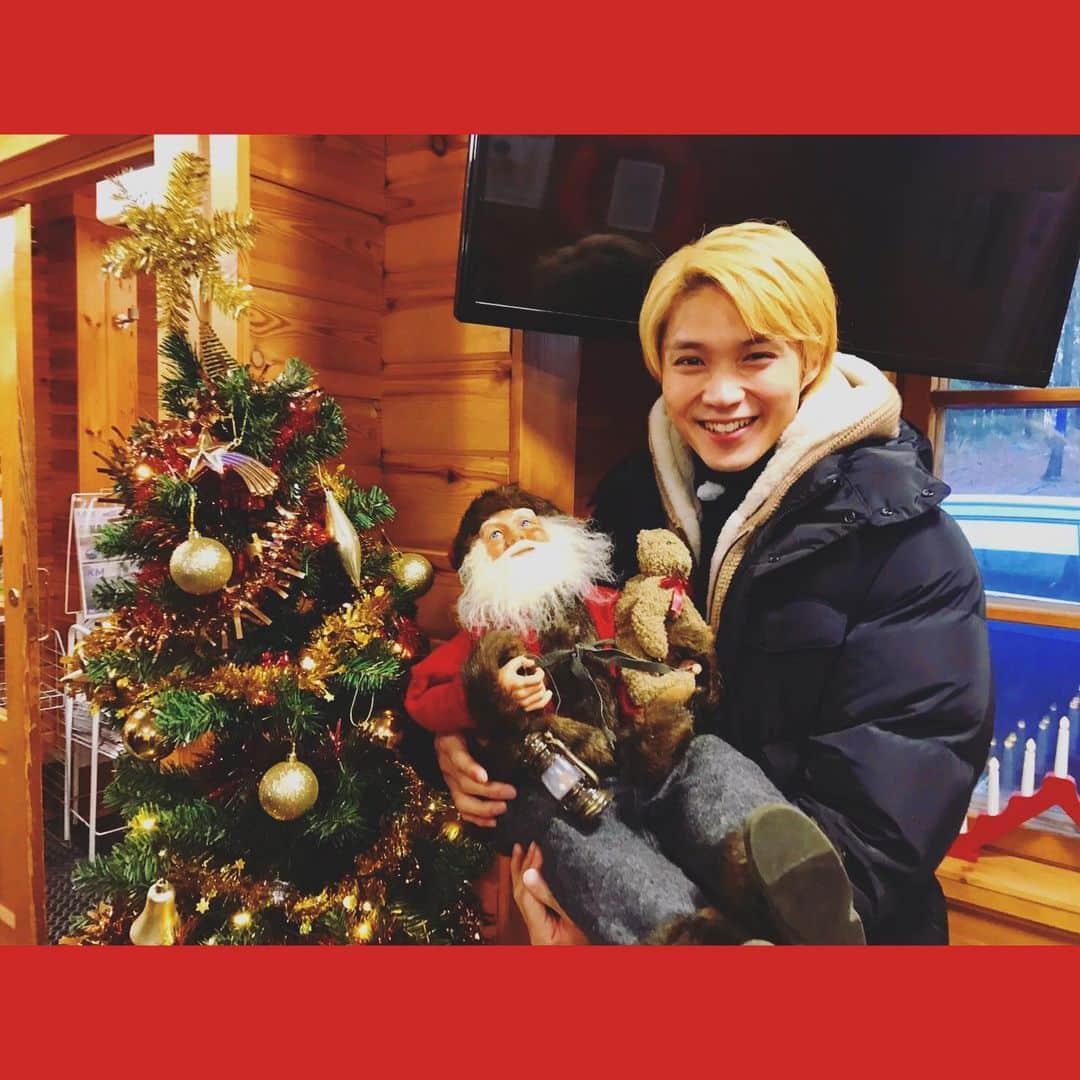 磯村勇斗のインスタグラム：「我が家にもサンタが来ました。  Merry Xmas🎅🏻」