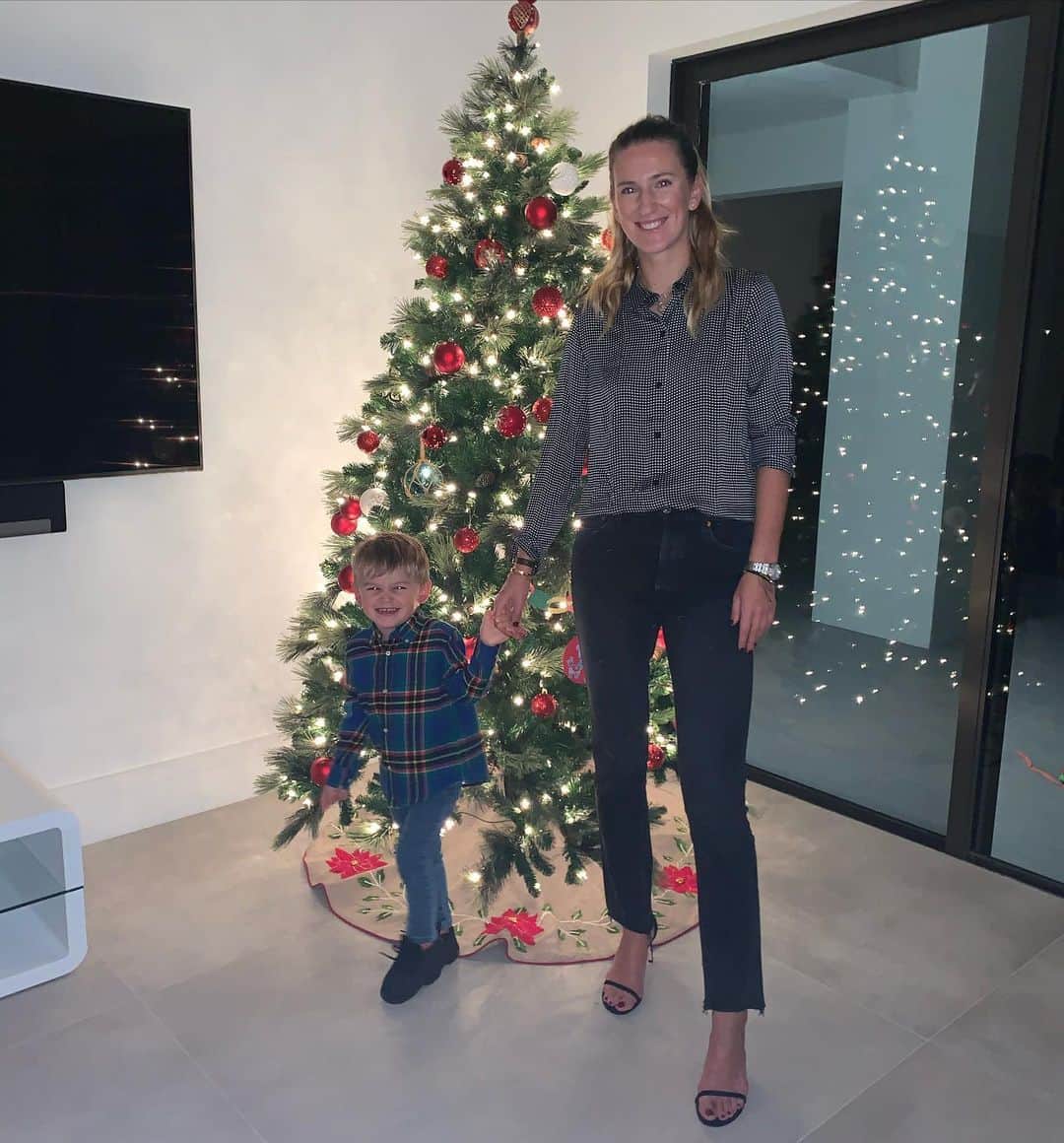 ビクトリア・アザレンカのインスタグラム：「Xmas eve 🎄 Happy holidays!!! ❤️」