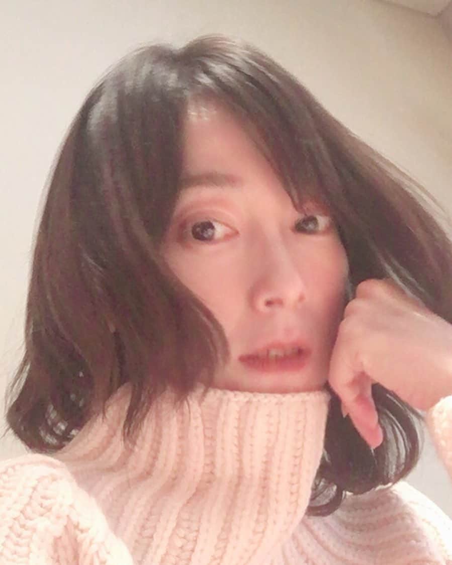小橋めぐみのインスタグラム：「昨日から、今年最後の作品がクランクインしました🎬 残り少ない2019、 駆け抜けていきたいです。 ニットは、ロワンのピーチソルベ🍑」