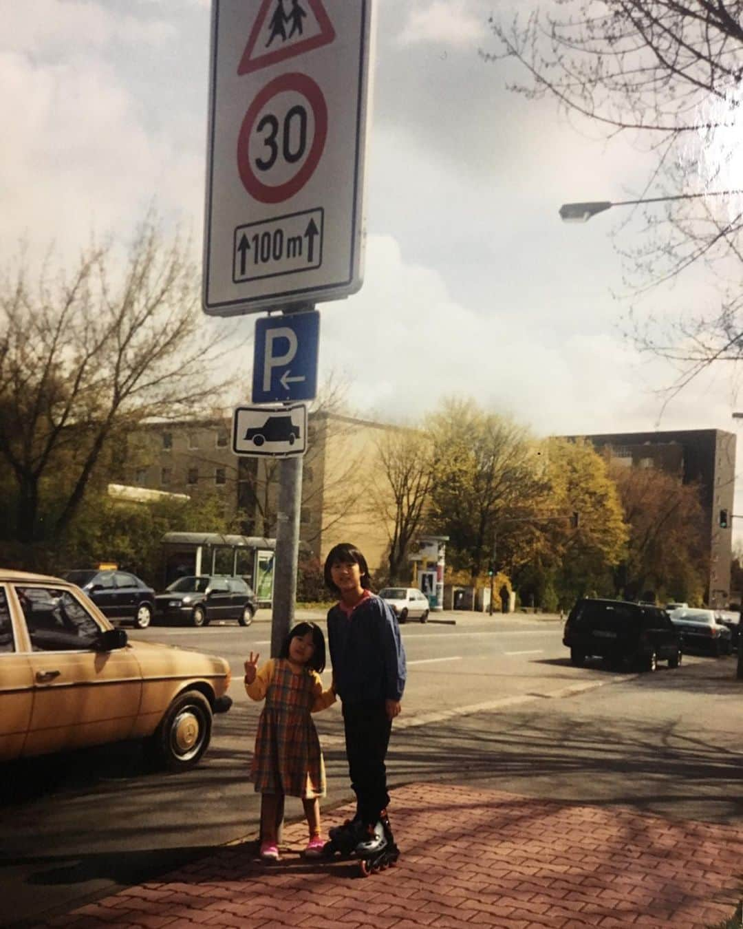 橋本涼加さんのインスタグラム写真 - (橋本涼加Instagram)「#frankfurt  どんなクリスマスをお過ごしですか？ 2019←2000 In the same place as before 同じ場所で... Merry Xmas🎅🎁🎄」12月25日 11時33分 - suzukahashimoto