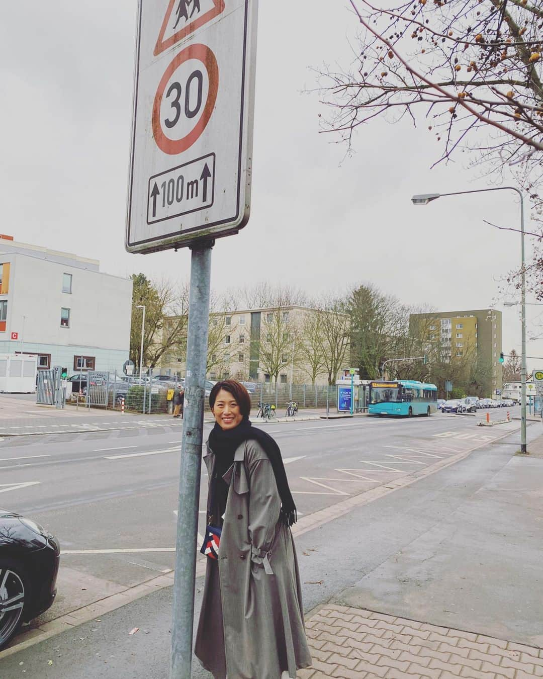 橋本涼加さんのインスタグラム写真 - (橋本涼加Instagram)「#frankfurt  どんなクリスマスをお過ごしですか？ 2019←2000 In the same place as before 同じ場所で... Merry Xmas🎅🎁🎄」12月25日 11時33分 - suzukahashimoto