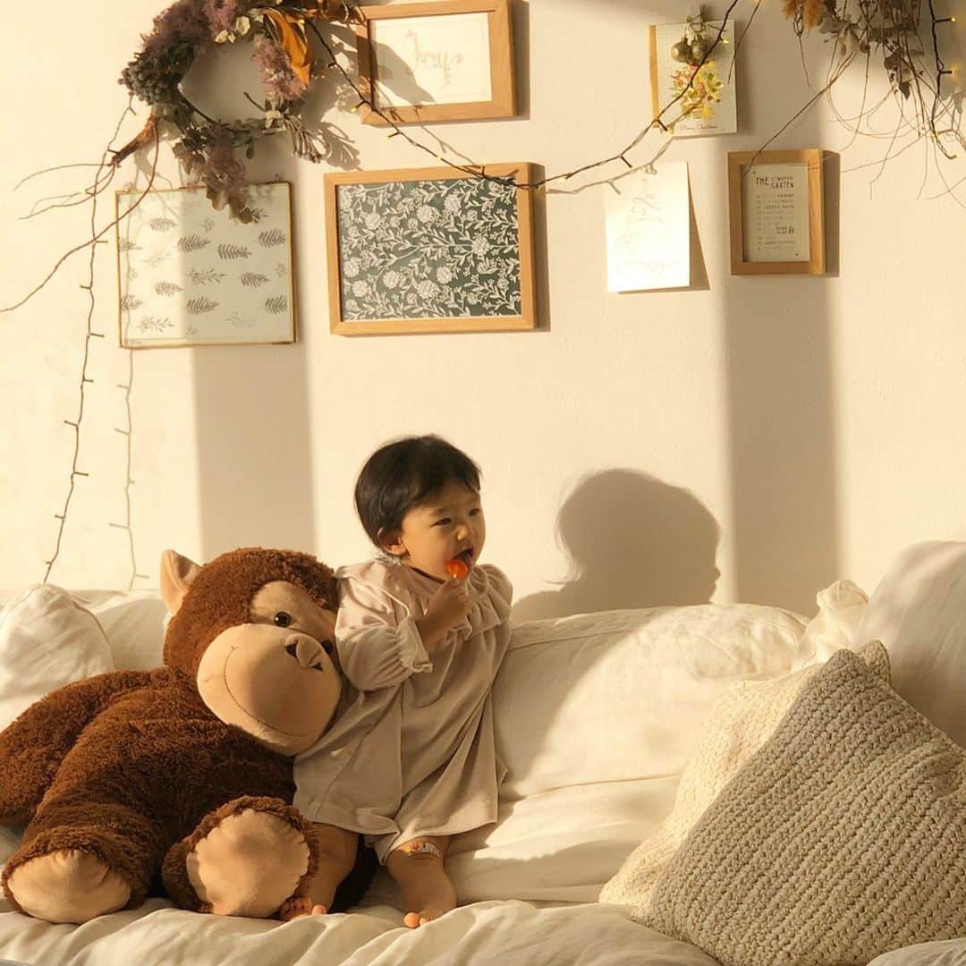 都倉賢のインスタグラム：「メリークリスマス🎁  娘の所にも無事にサンタさんが来てくれました🎅  昔はプレゼントをもらえる喜びを感じ、今はプレゼントをもらってる娘の姿を見て喜びを感じる。  そうやって新しい感情の発見をさせてもらいながら、親として成長していくのかな…。 ハロウィンの時は大きくなったらジーニーになりたかったみたいだけど、今は少しずつエルサになりたいみたいで朝からお化粧ざんまい。  さてさてそんな娘とアナ雪2を観に行ってきまーす❄️ 素敵な1日を🎅  #merrychristmas」