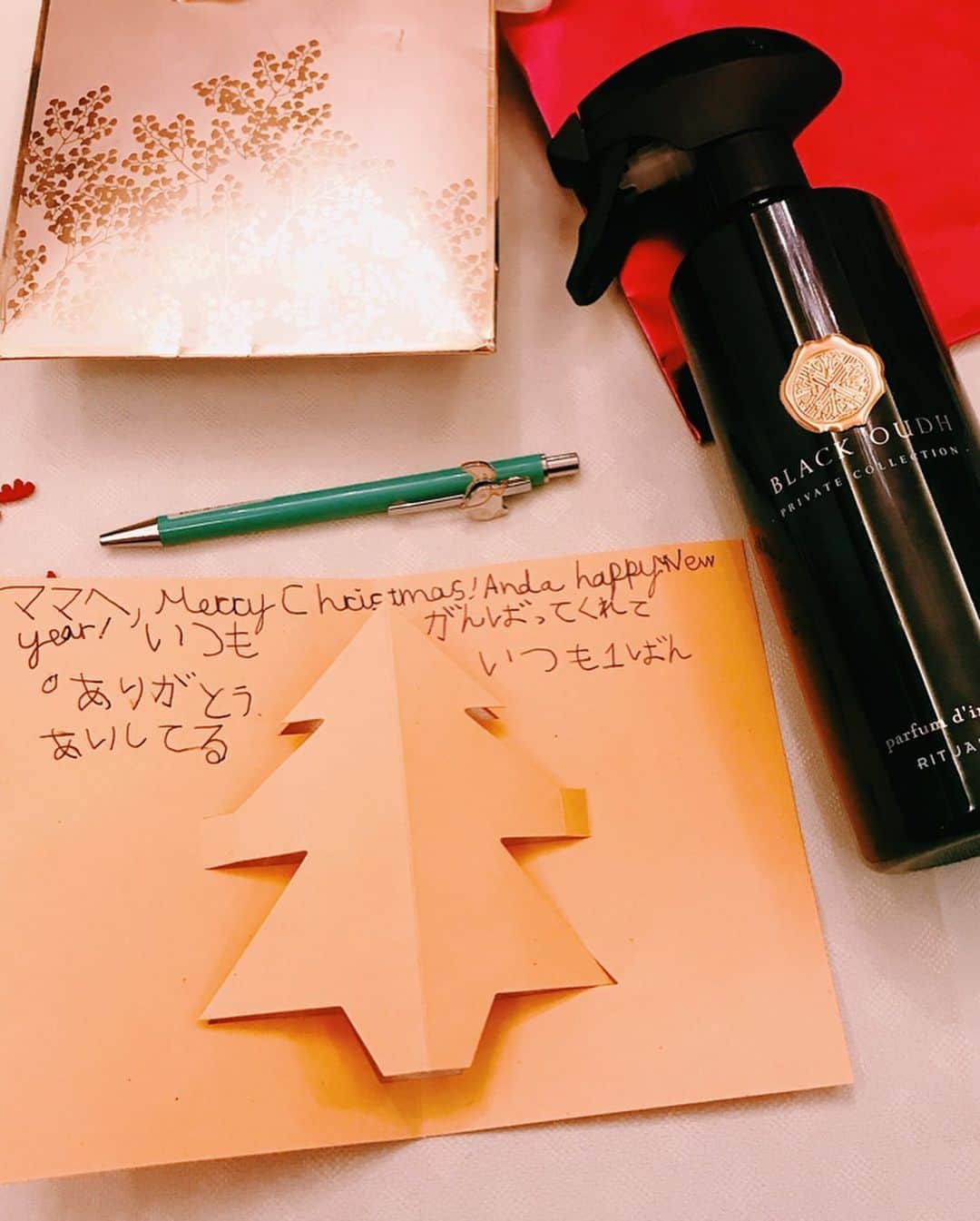 鈴木紗理奈さんのインスタグラム写真 - (鈴木紗理奈Instagram)「リオトがわたしにクリスマスプレゼントをくれた。 お年玉の貯金をはたいてはじめて買ってくれた。  ルームフレグランスは、ママのクリスマスプレゼントを買いに行きたいからついてきてとわたしの好きなお店に一緒に買いに行ったのだけど、リスのボールペンはリオトがわたしに内緒で買ったもの。 リオトとお揃いやって。 そして、何よりも嬉しかったお手紙。  ありがとう。 わたしもいつも1番愛してる。  おんかかかびの仏教徒ですが こんな素敵な日をプレゼントしてくれた イエス様にもサンタさんにも 感謝と敬意を贈ります。  #riototomama」12月25日 11時41分 - munehirovoice